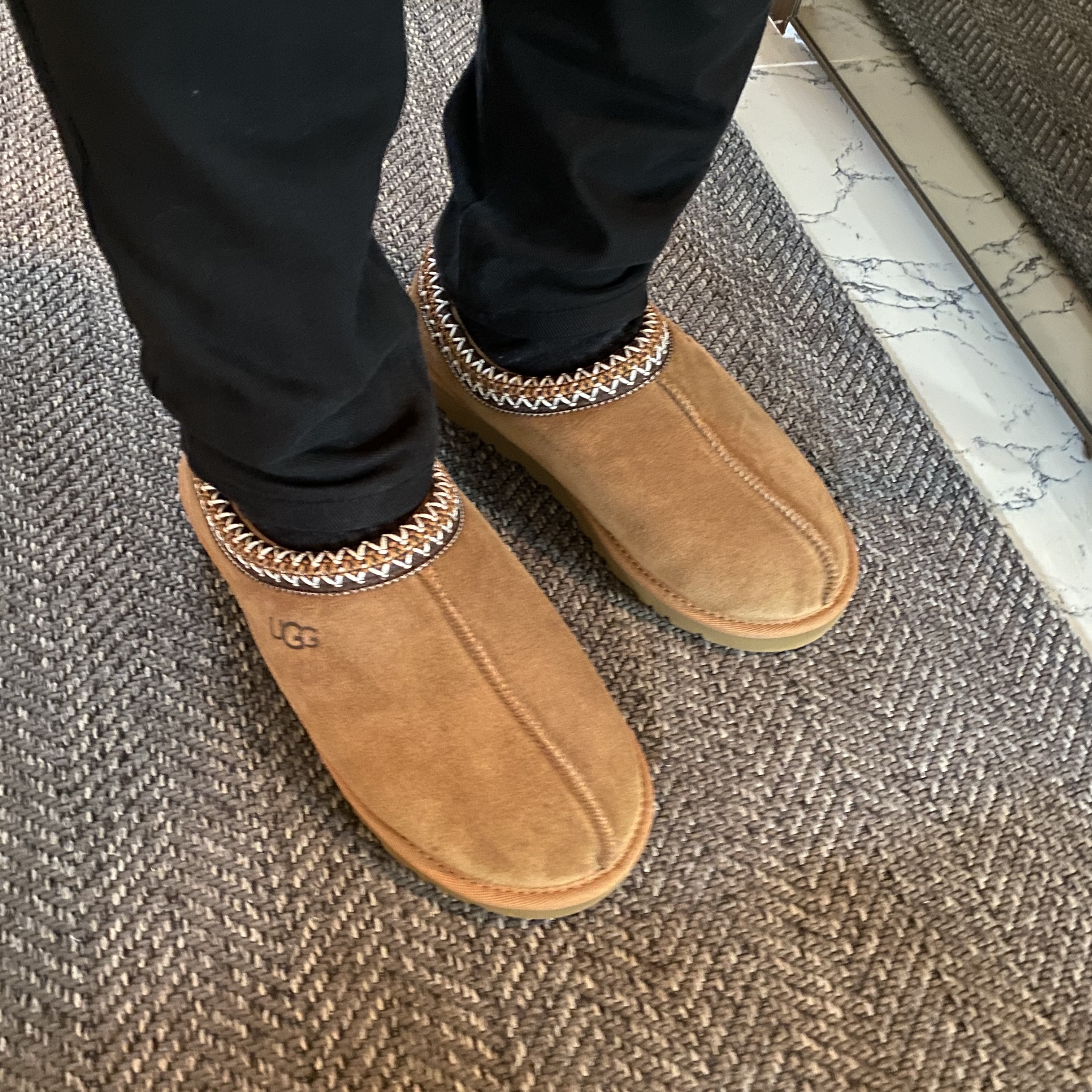 UGG Tasman Slipper Chestnut 착용 스타일