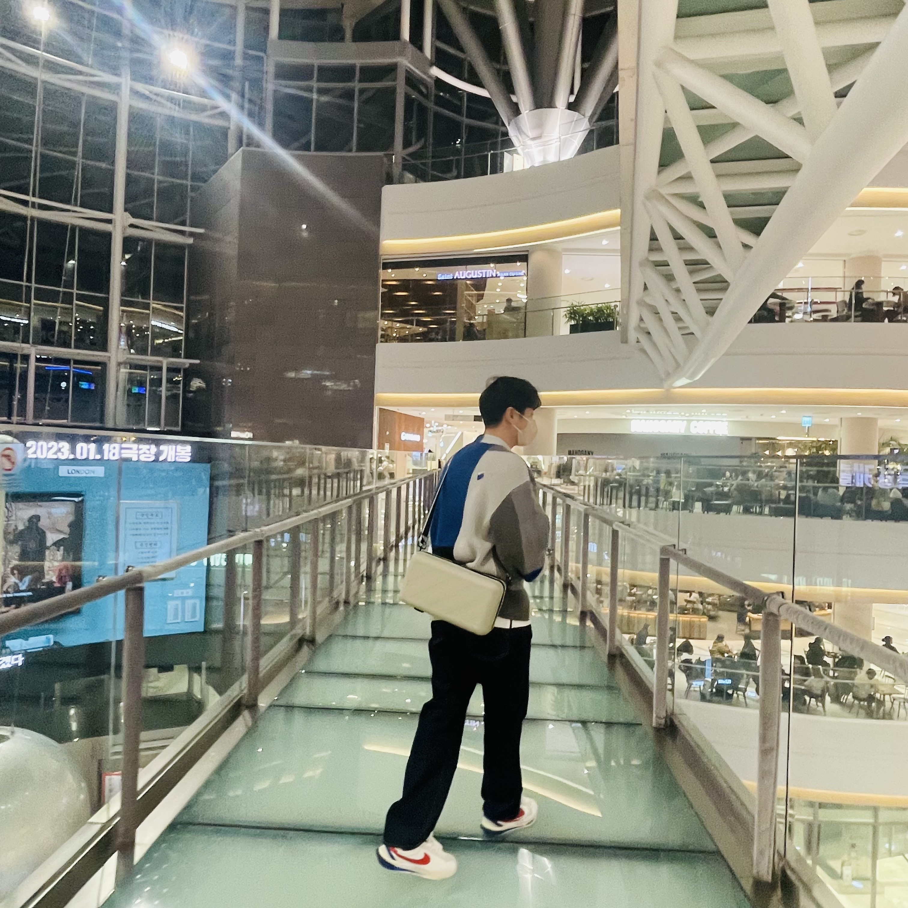 Zara x Ader Error Patchwork Oversize Knit Sweater Multicolor, Off-White x Amore Pacific Protection Box (Without Cosmetics) 착용 스타일 - 2