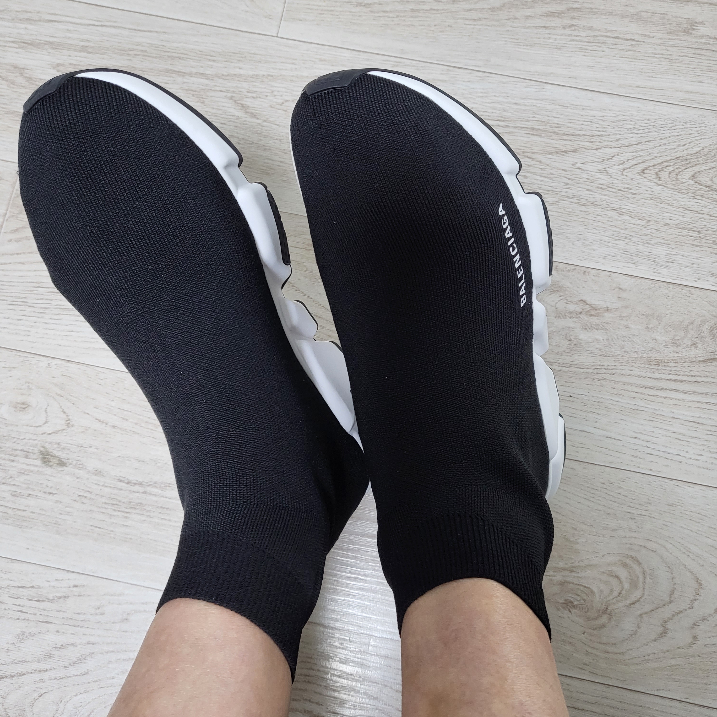 (W) Balenciaga Speed Trainer Black White 2021/2022 착용 스타일