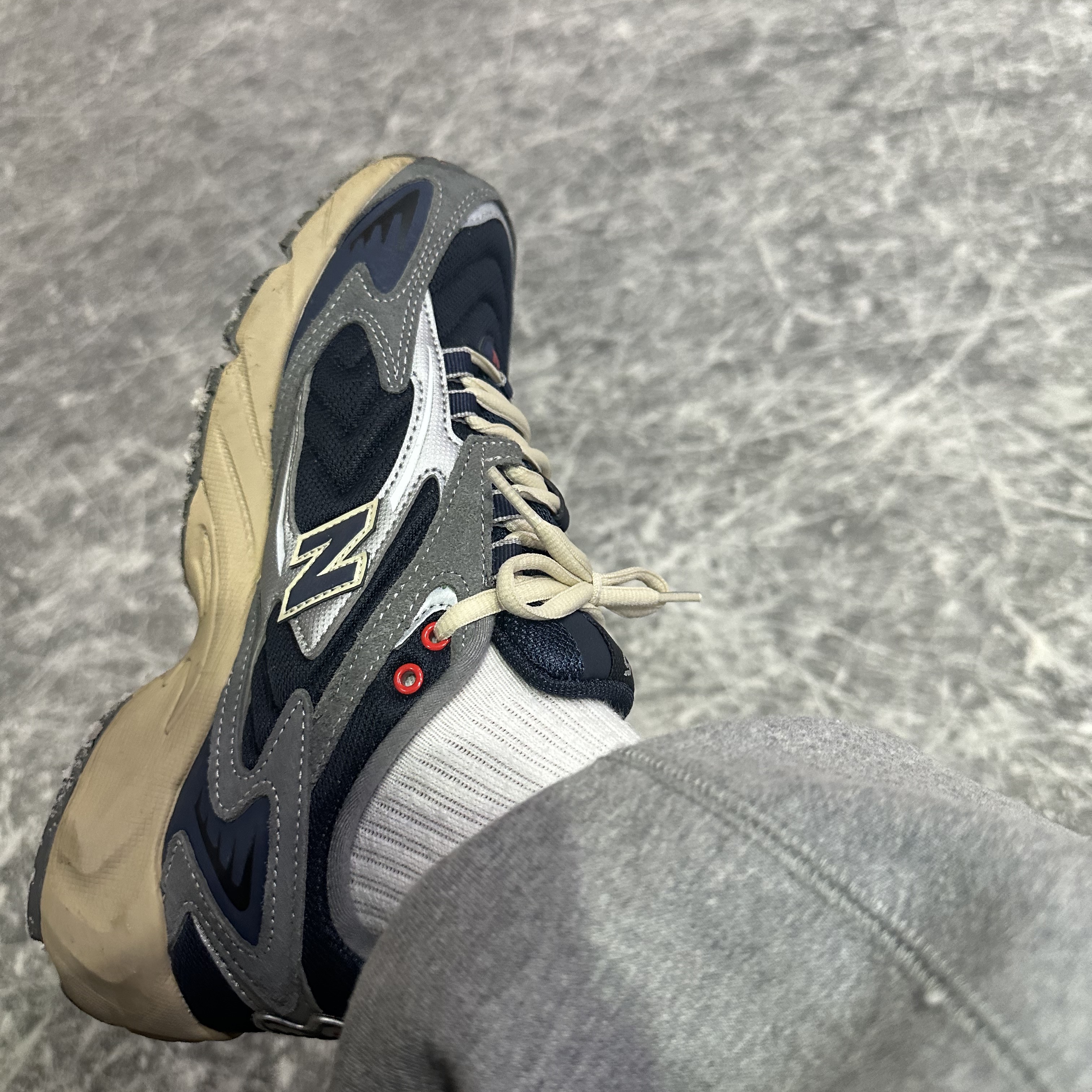 New Balance 725 Navy 착용 스타일