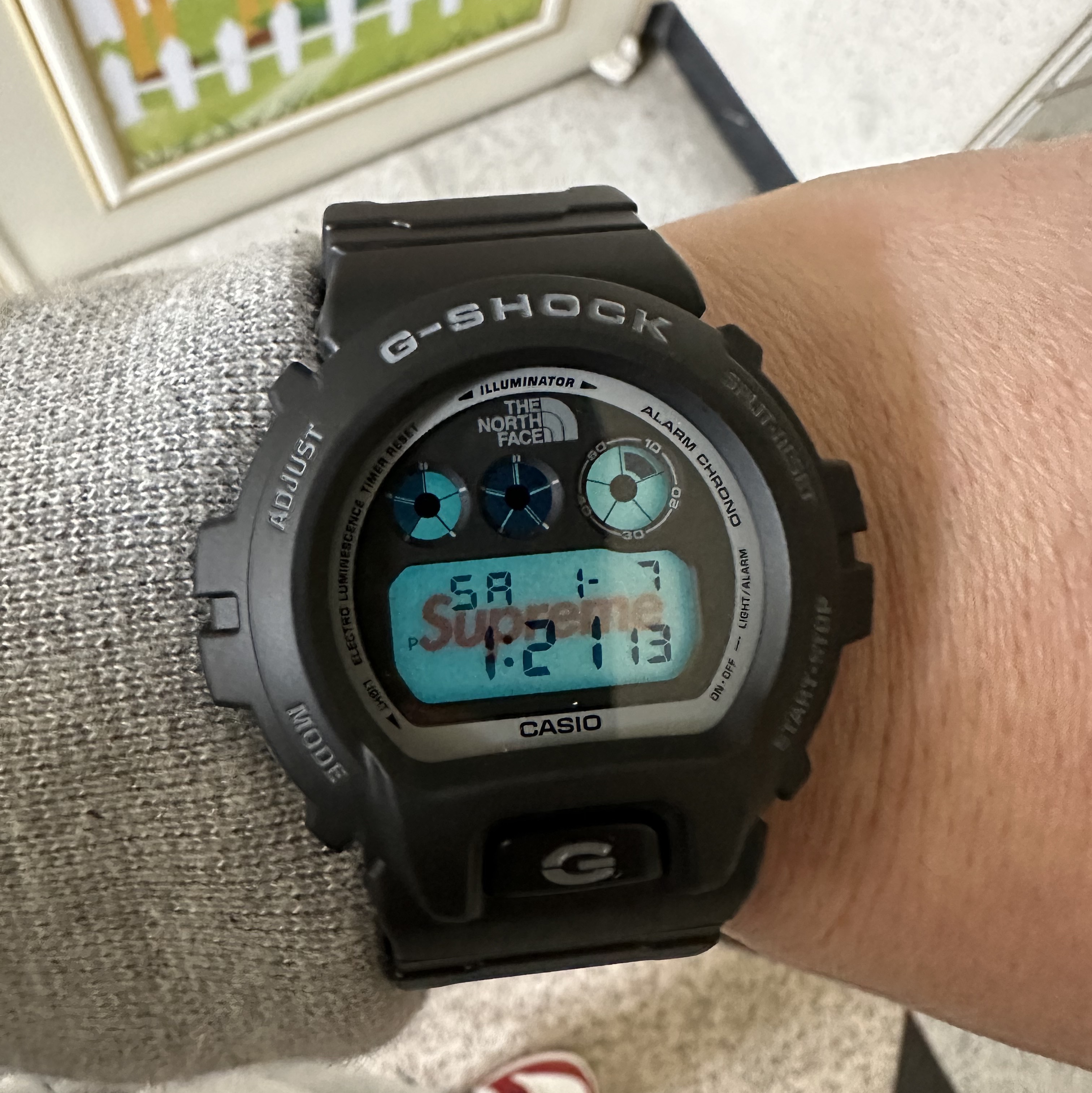 Casio G-Shock x Supreme x The North Face DW-6900 Black 착용 스타일 - 1