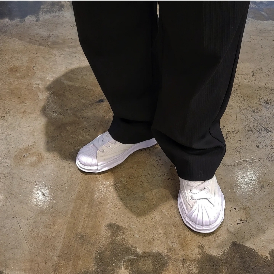 Maison Mihara Yasuhiro Blakey OG Sole Canvas Low-top Sneakers White 착용 스타일 - 2