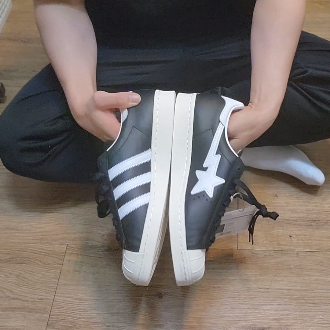 Adidas x BAPE Superstar 80s Core Black Off White 착용 스타일 - 2