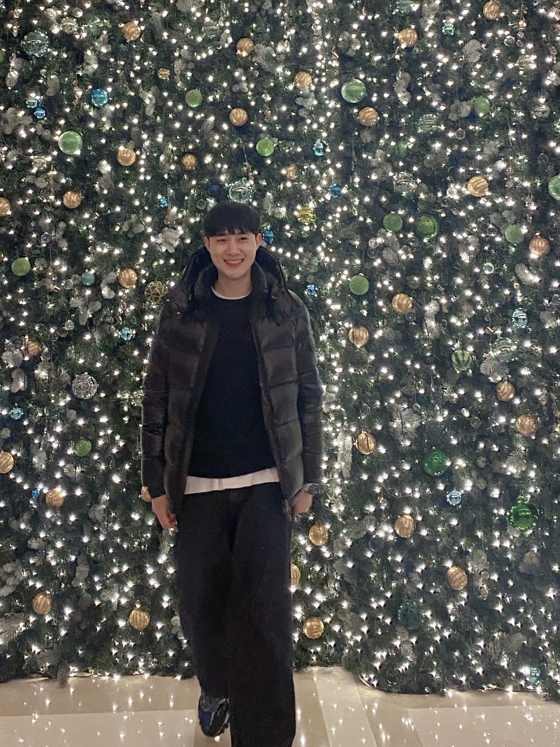 Balenciaga Track Sneakers Green White Blue 2019, Moncler Maya Short Down Jacket Black - 22FW 착용 스타일