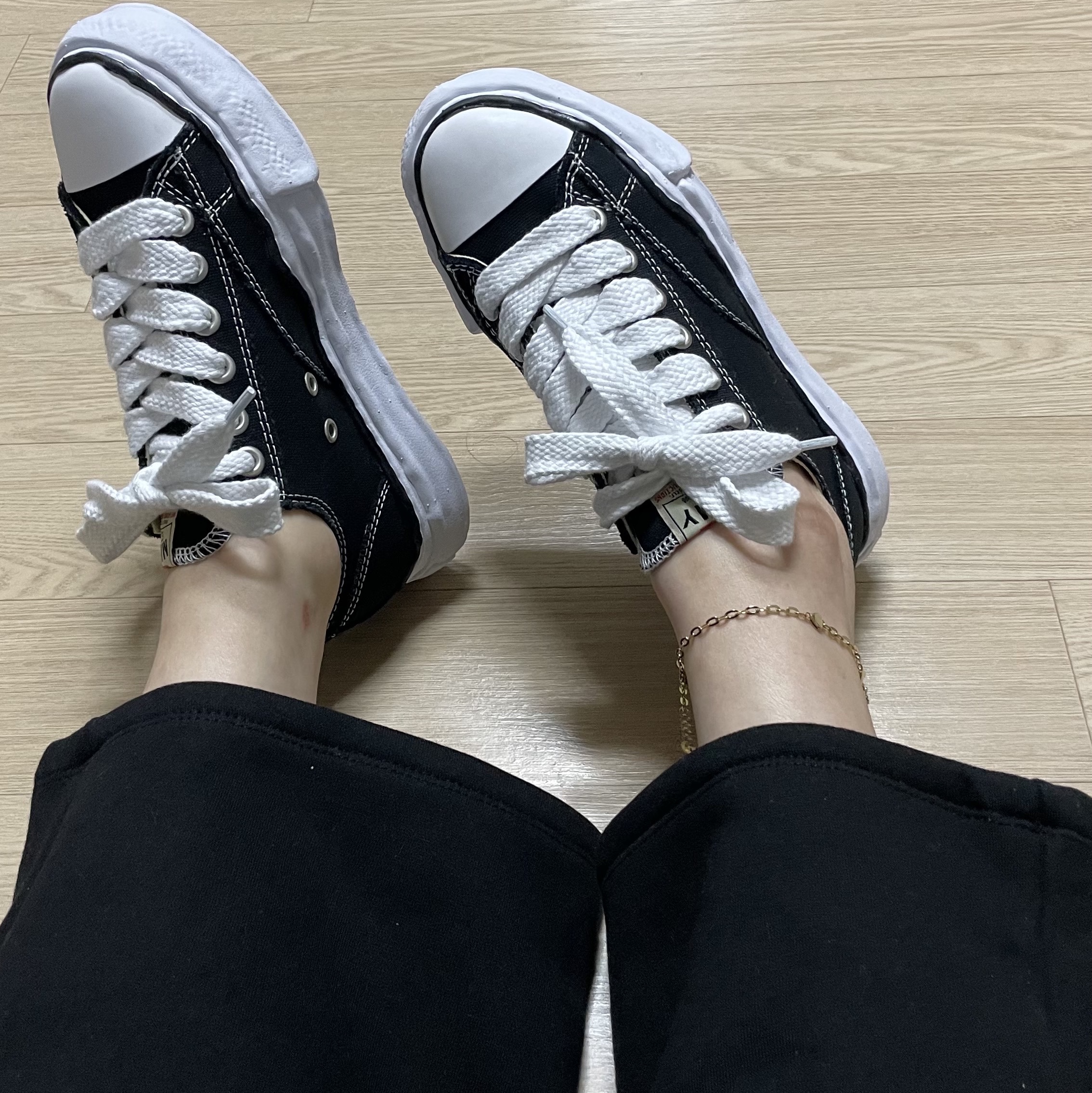 Maison Mihara Yasuhiro Peterson OG Sole Canvas Low Sneakers Black 착용 스타일 - 3