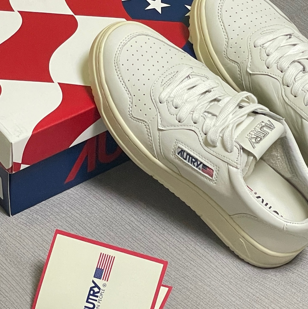 (W) Autry Medalist Low Goatskin Sneakers White 착용 스타일 - 2