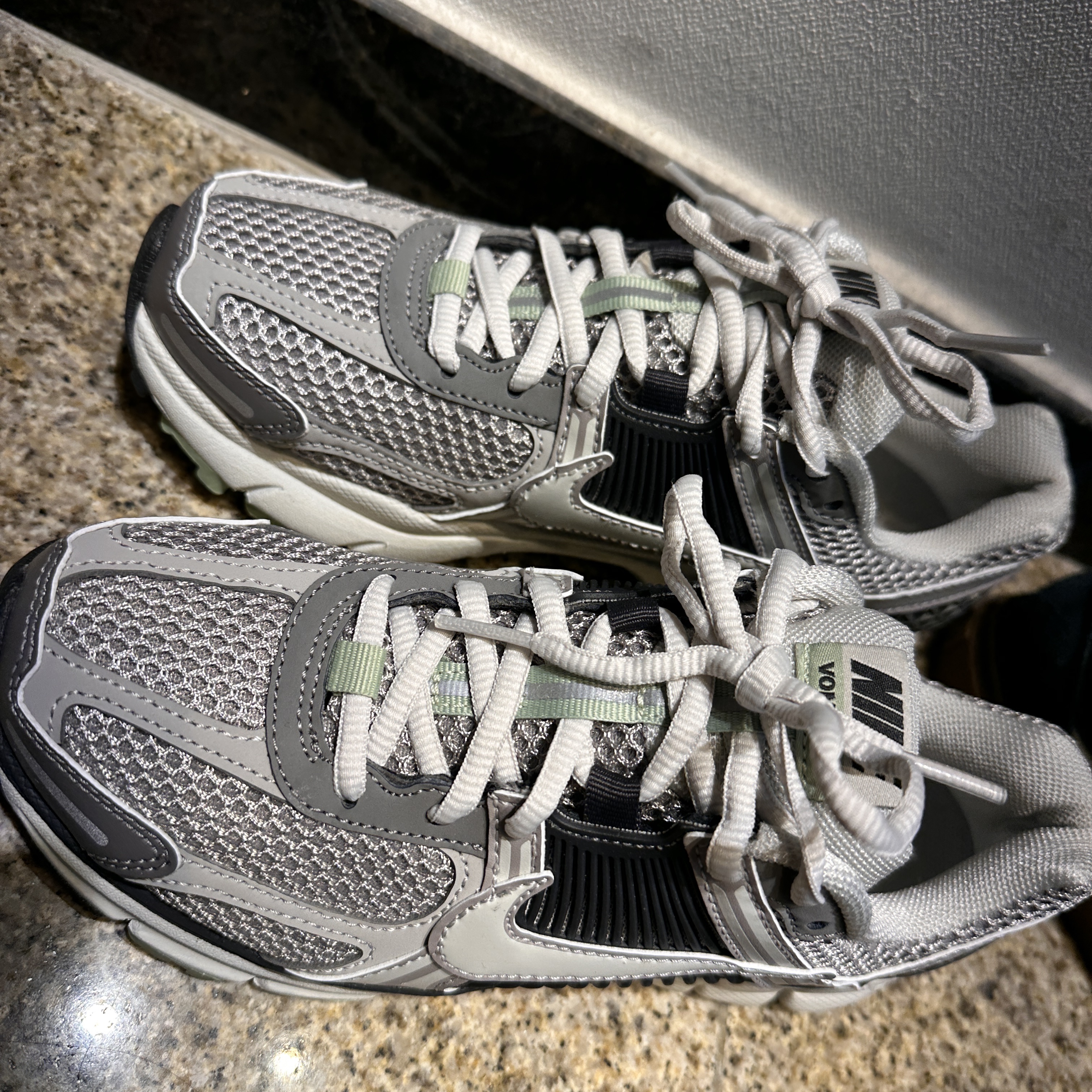 (W) Nike Zoom Vomero 5 Cobblestone and Flat Pewter 착용 스타일