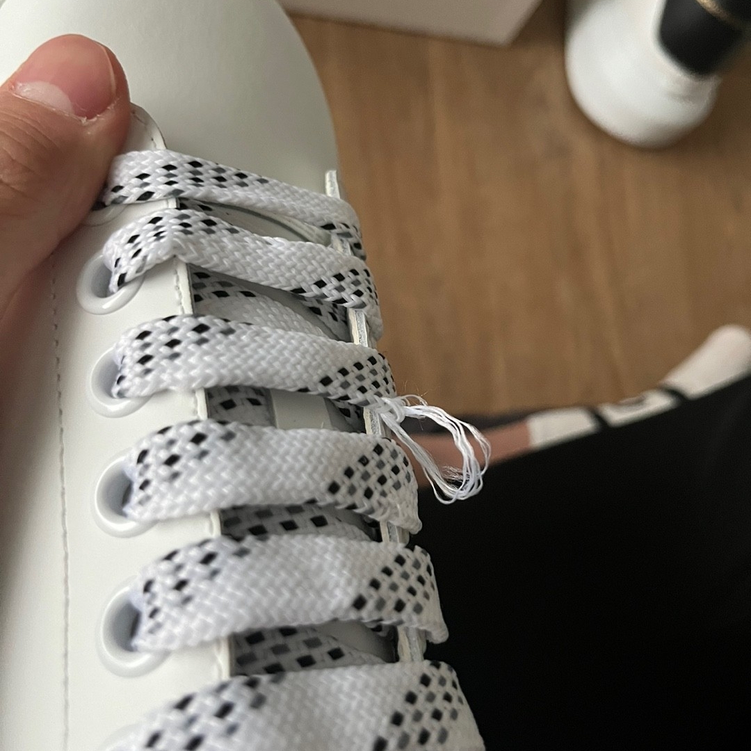 Alexander McQueen Oversized Sneakers White Black 착용 스타일