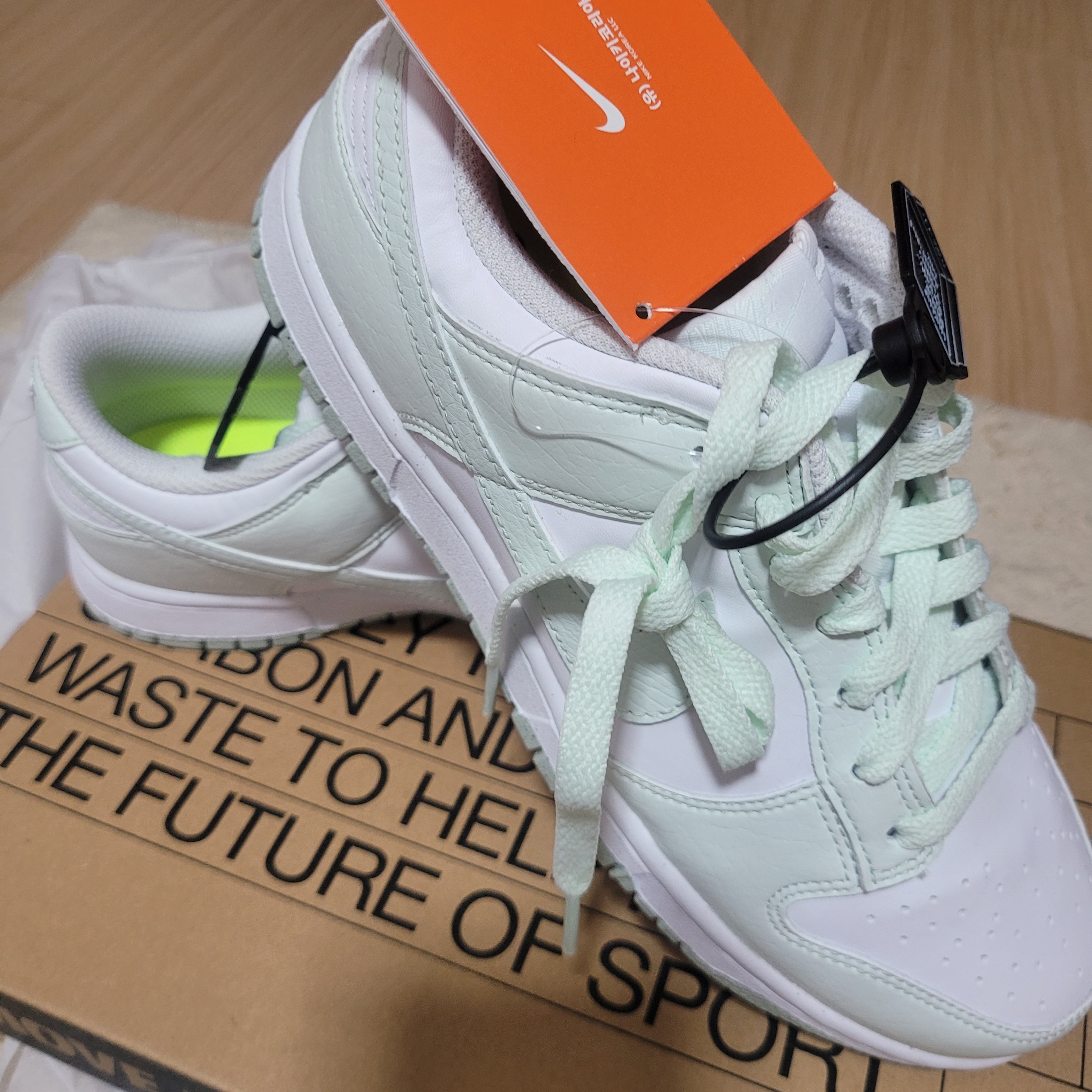 (W) Nike Dunk Low Next Nature Barely Green and White 착용 스타일 - 1