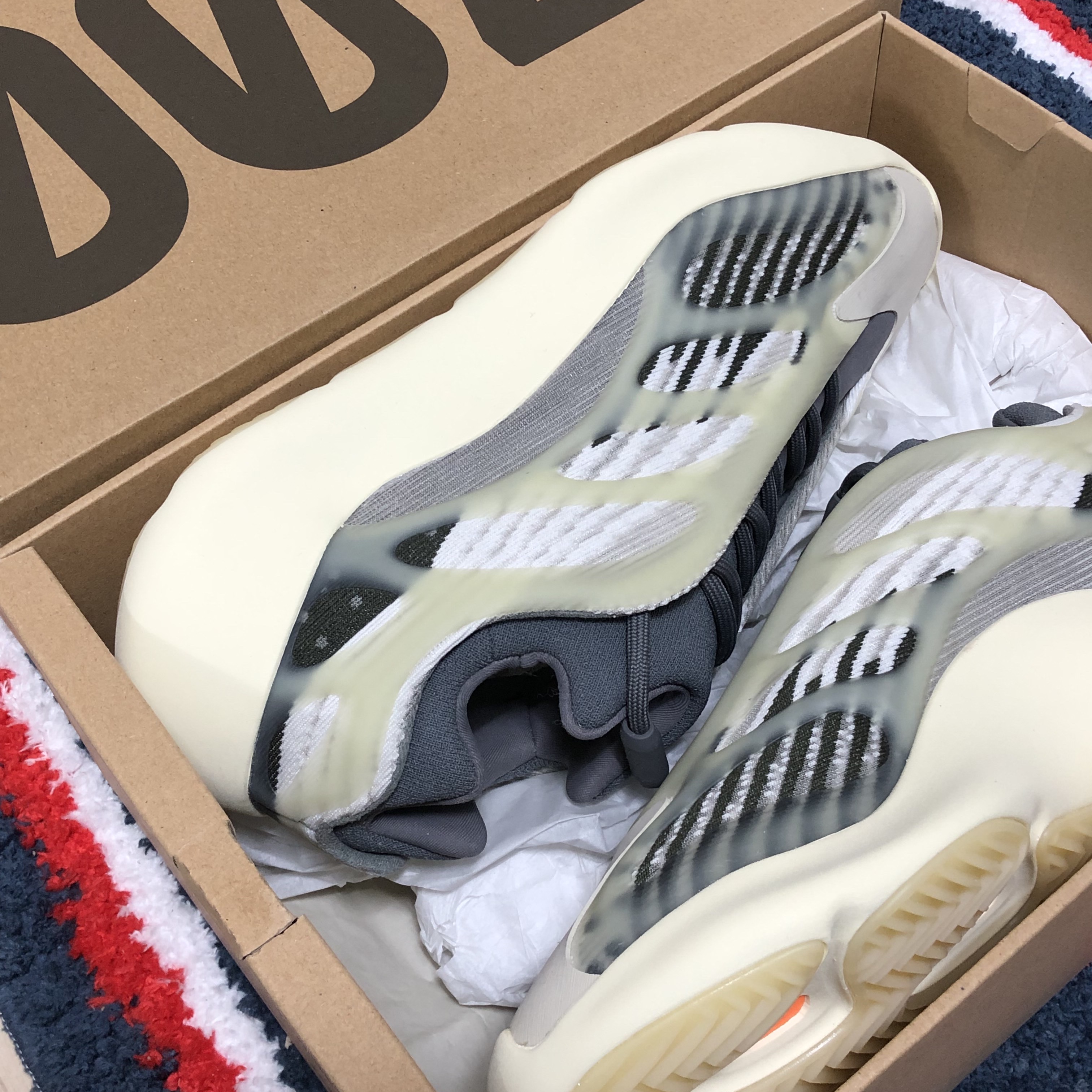 Adidas Yeezy 700 V3 Fade Salt 착용 스타일 - 2