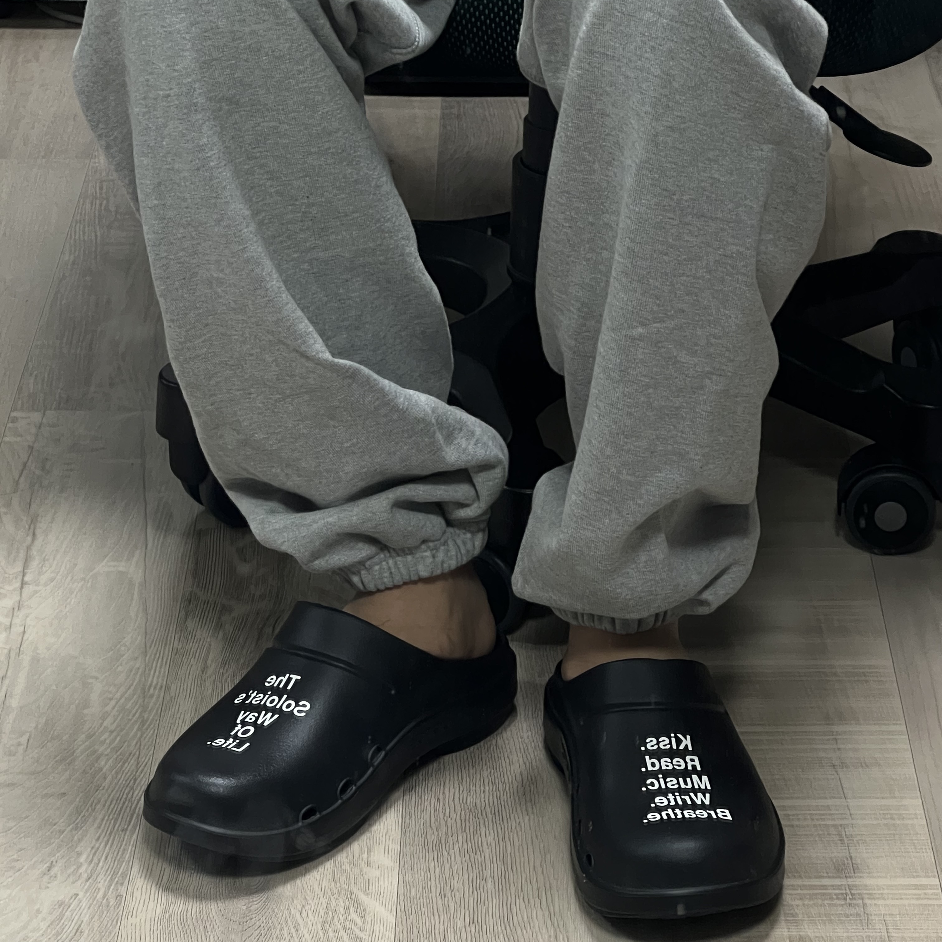 Oofos x Takahiromiyashita The Soloist The Soloist's Way Of Life Clog Black White 착용 스타일 - 1