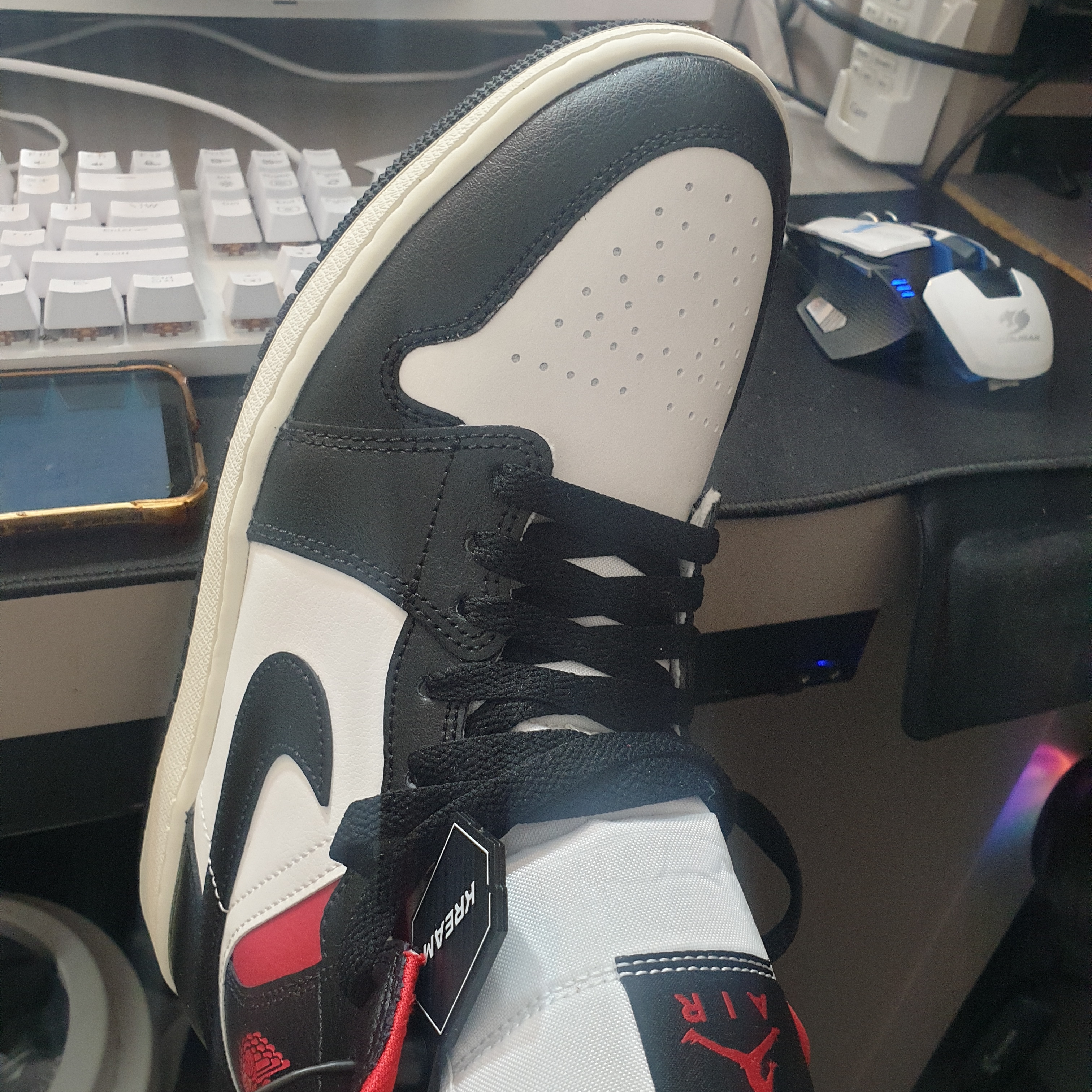 (W) Jordan 1 Mid Black Gym Red 착용 스타일 - 3