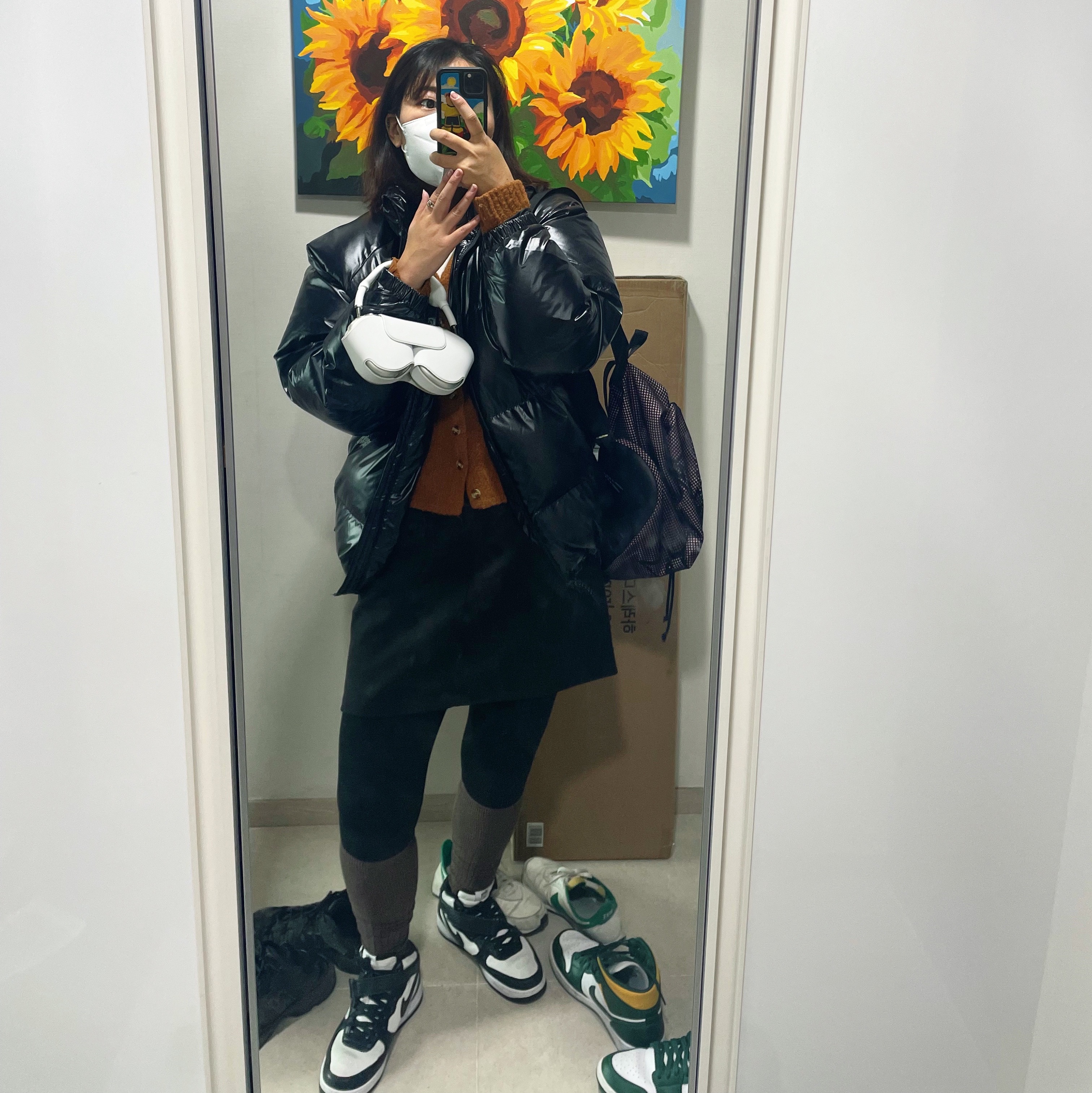 Apple AirPods Max Lightning Silver (Korean Ver.), Nike x Stussy Air Force 1 '07 Mid SP Black and Light Bone 착용 스타일 - 2
