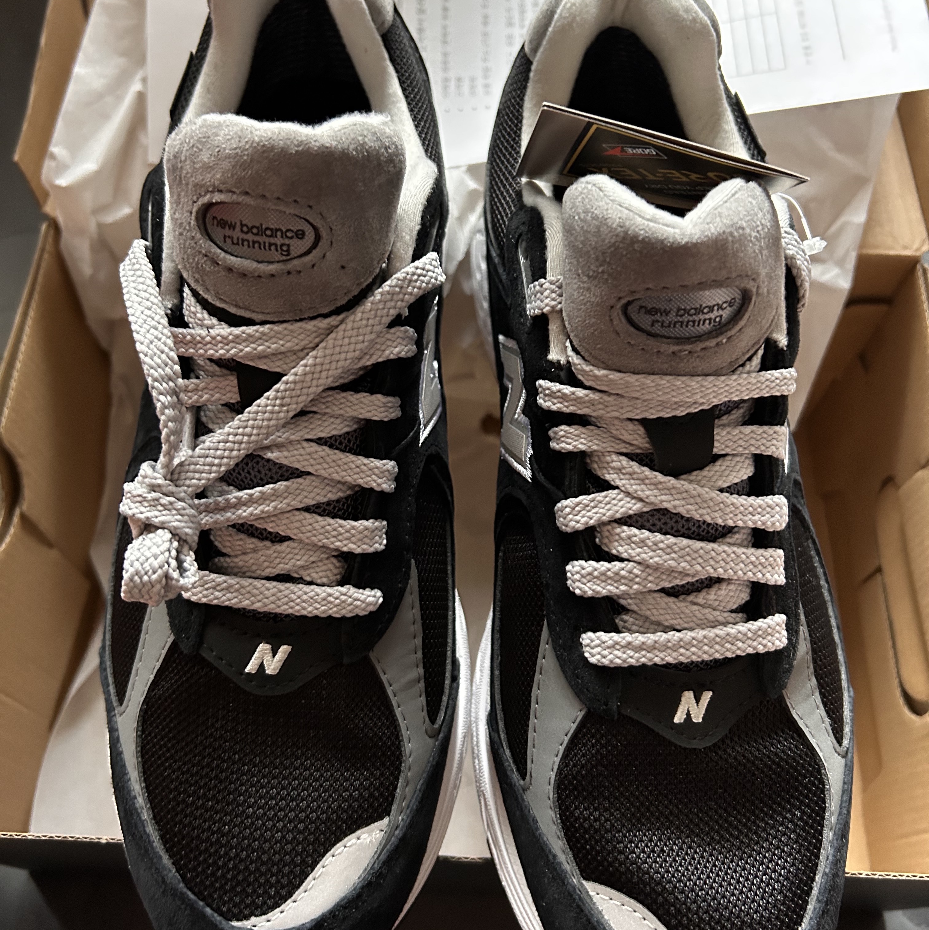New Balance 2002R Gore-Tex Black Silver Metalic 착용 스타일