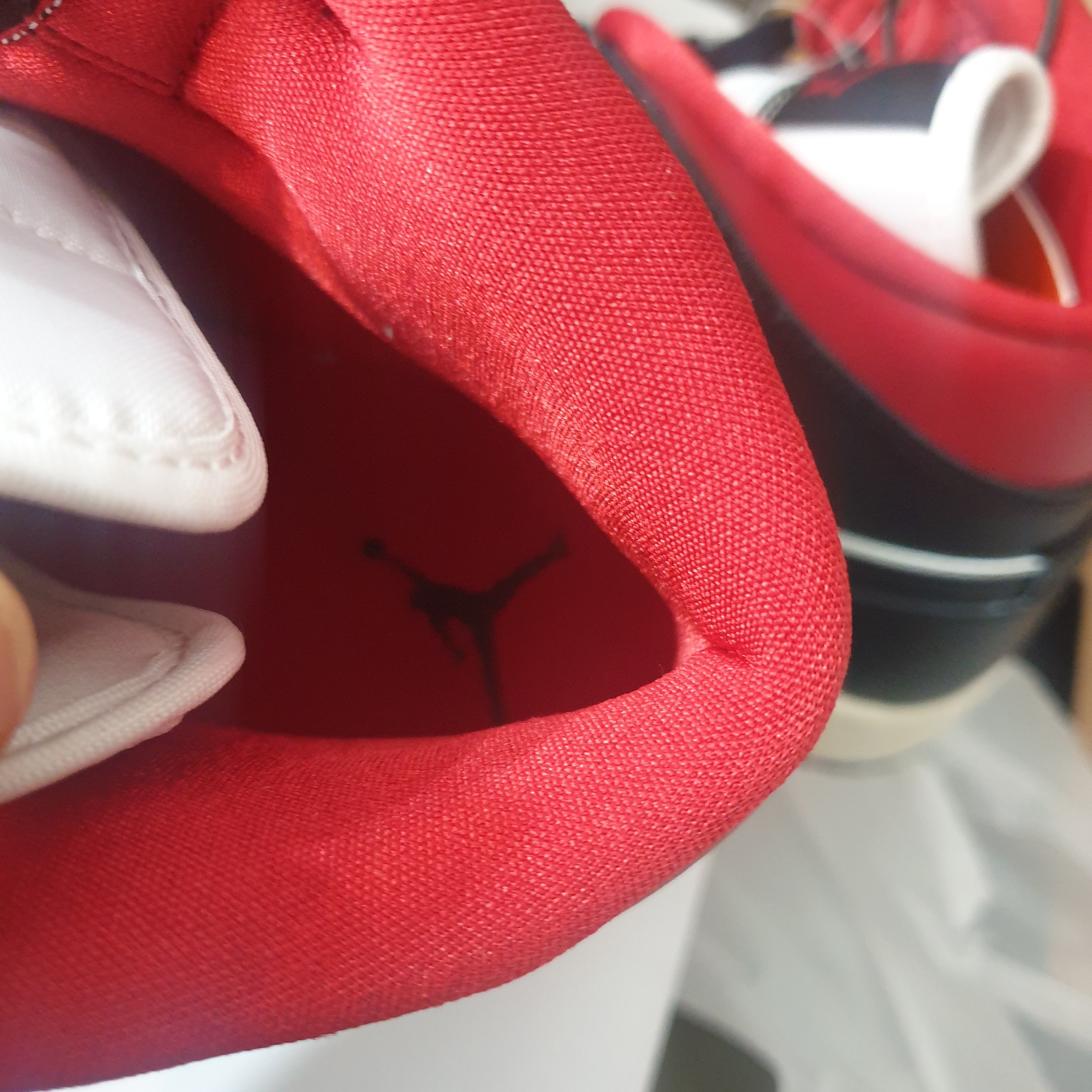 (W) Jordan 1 Mid Black Gym Red 착용 스타일 - 2