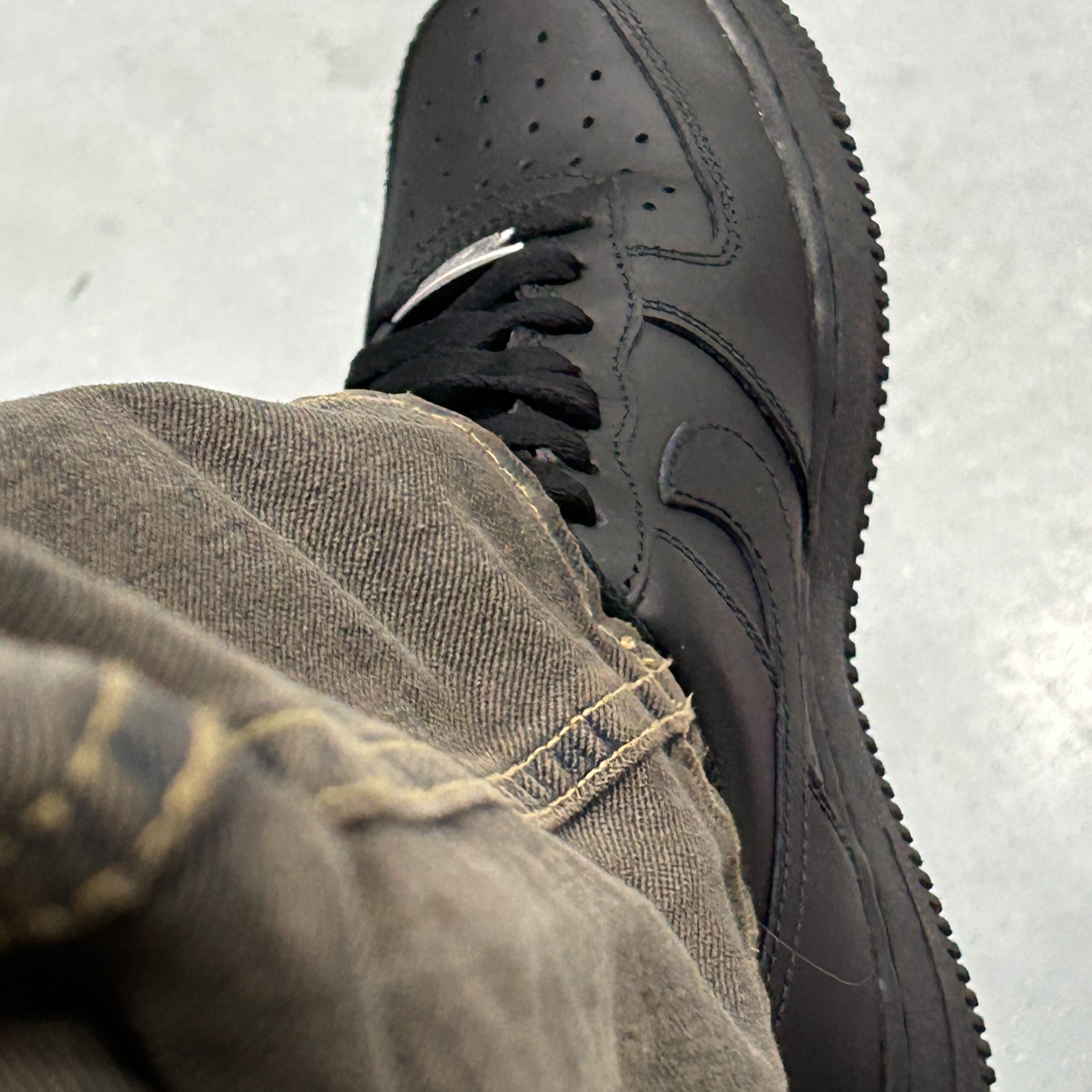Nike Air Force 1 '07 Low Triple Black 착용 스타일