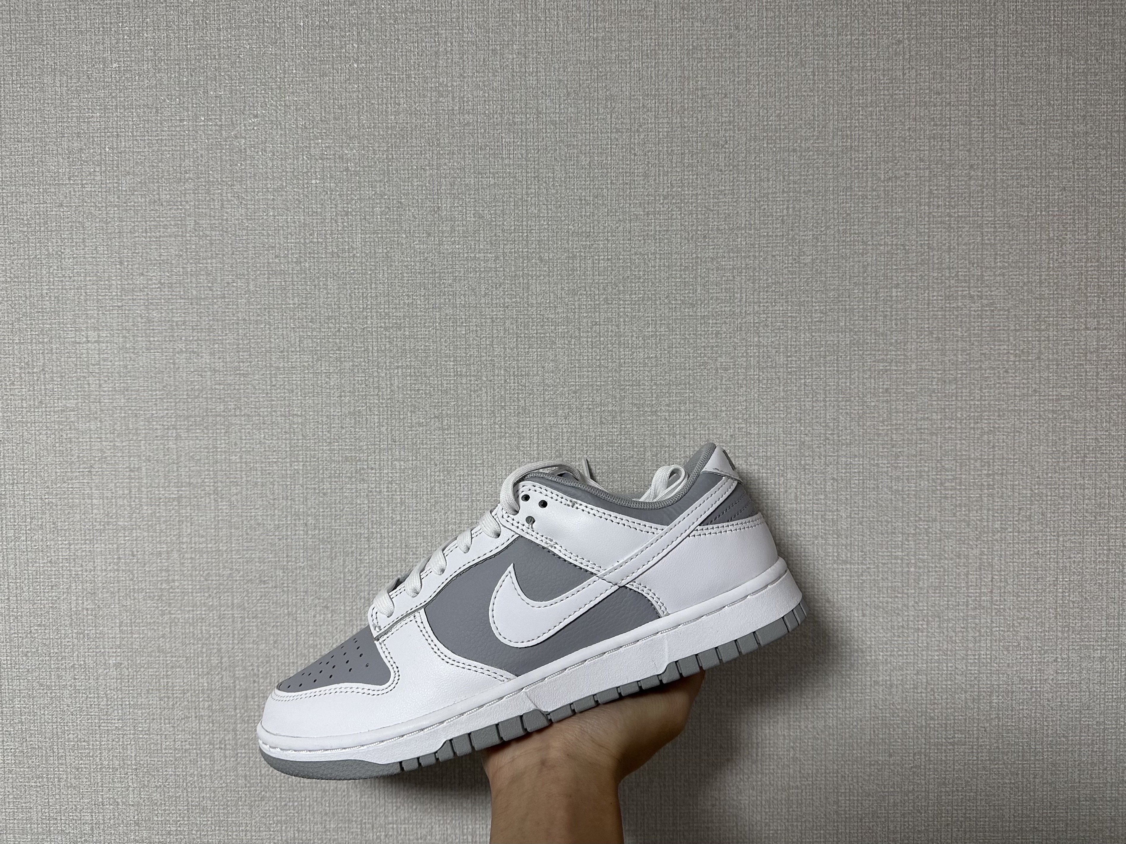 Nike Air Force 1 '07 Cut Out Swoosh Cool Grey, Nike Dunk Low Retro White Neutral Grey 착용 스타일 - 3