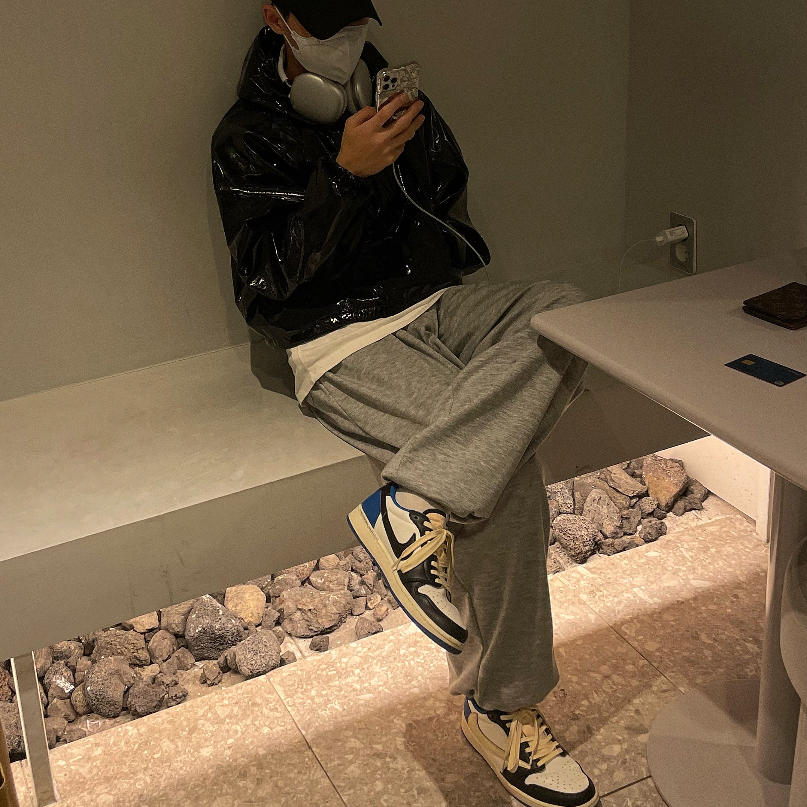 Jordan 1 x Travis Scott x Fragment Retro Low OG SP Military Blue, Stussy x Cactus Plant Flea Market 8 Ball Pigment Dyed Hoodie Blue 착용 스타일 - 3