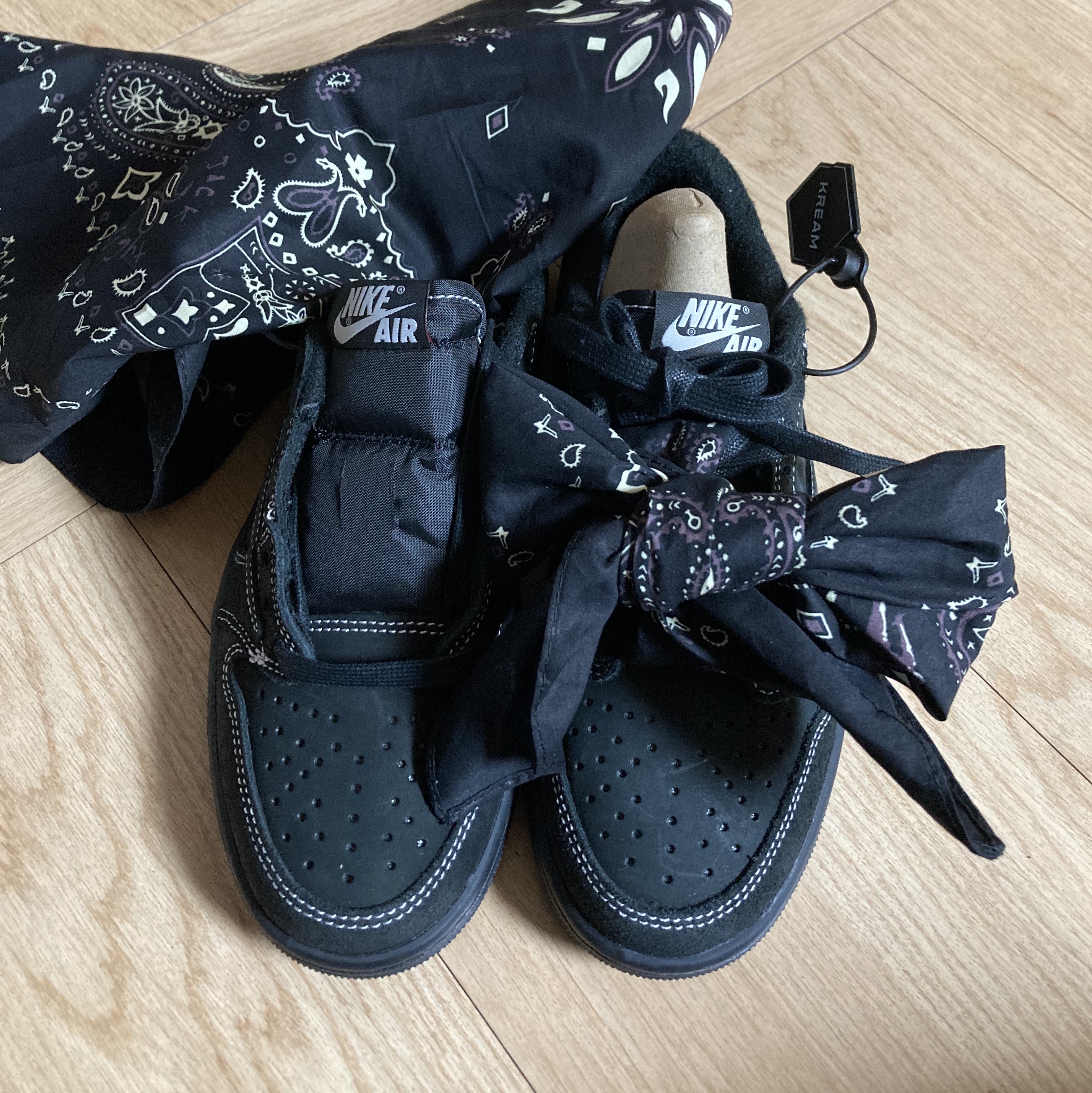 Jordan 1 x Travis Scott Retro Low OG SP Black Phantom 착용 스타일