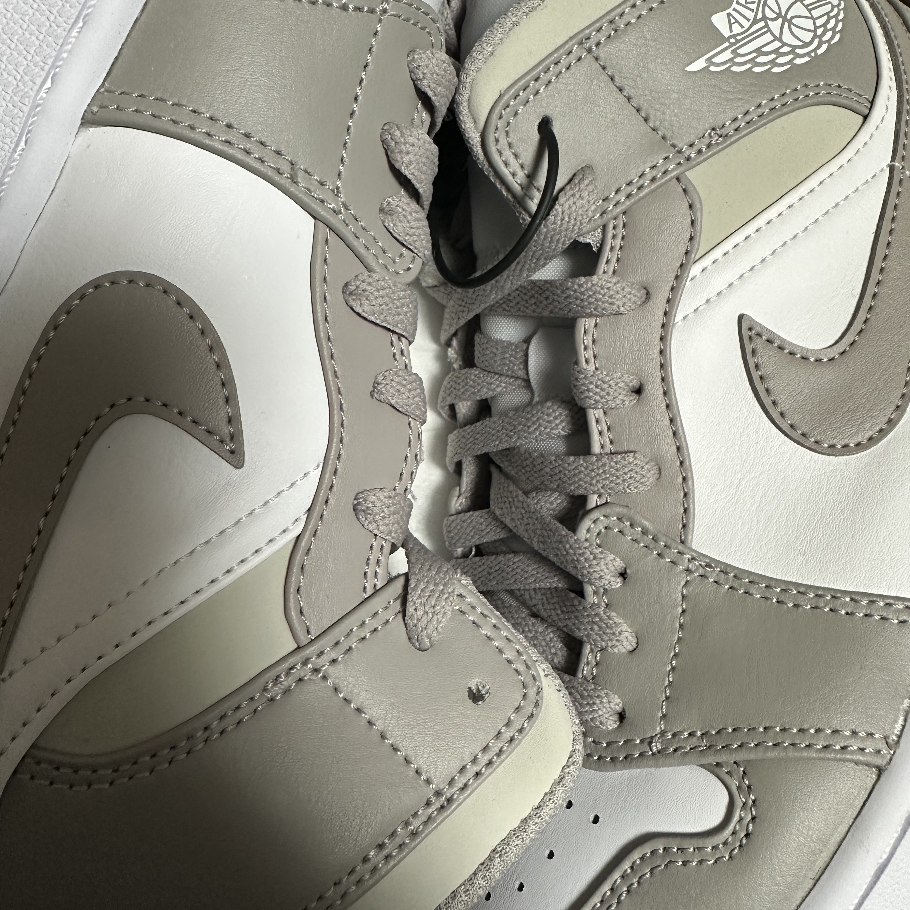 Jordan 1 Mid College Grey 착용 스타일