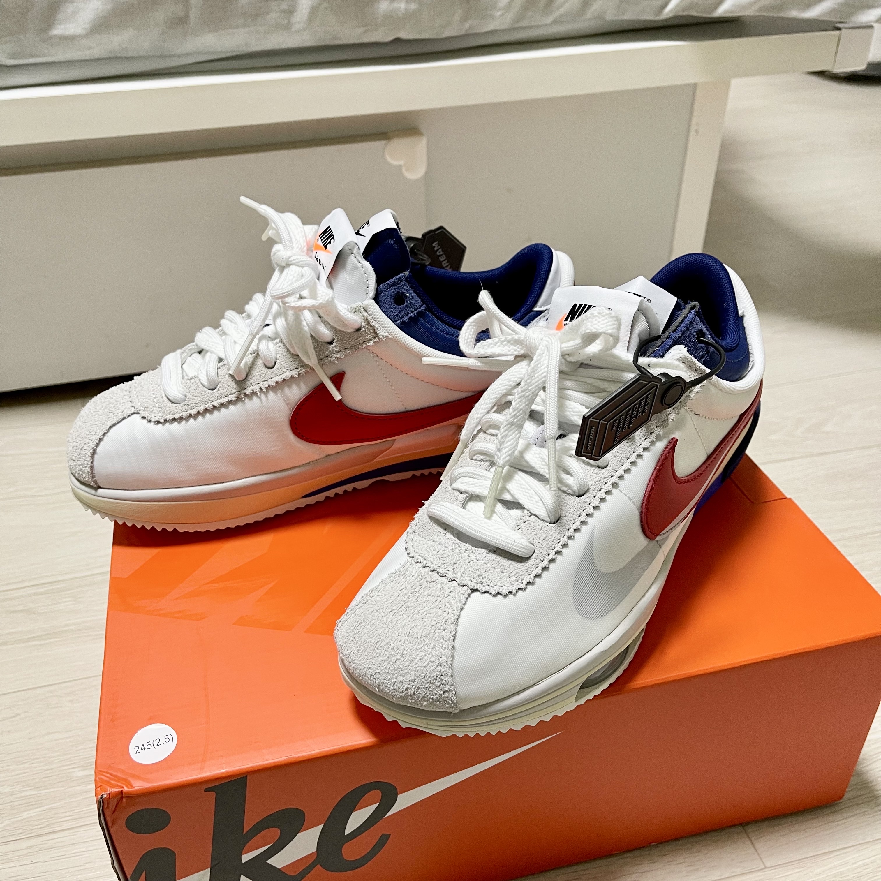 Nike x Sacai Zoom Cortez SP White and University Red 착용 스타일