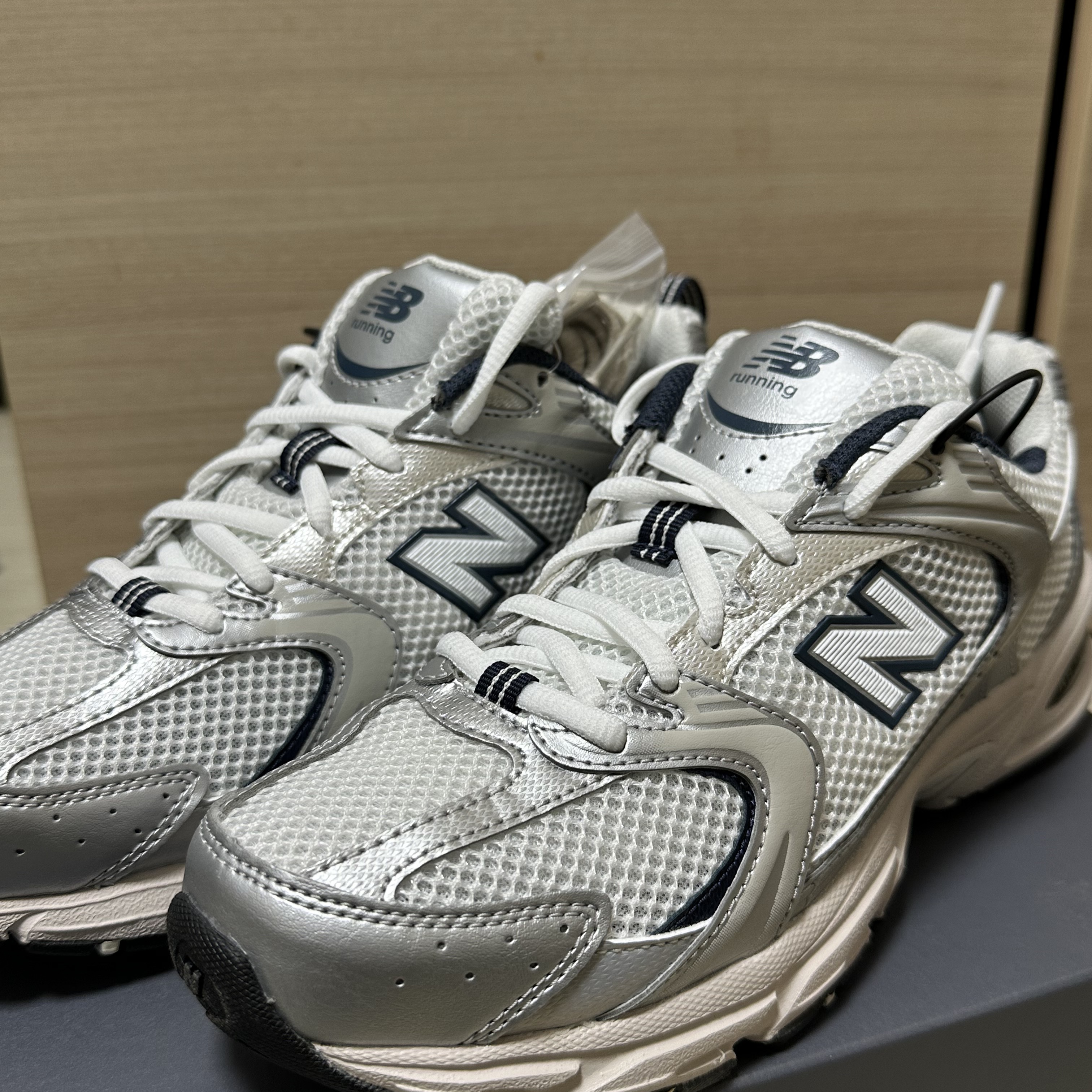 New Balance 530 Steel Grey 착용 스타일 - 1