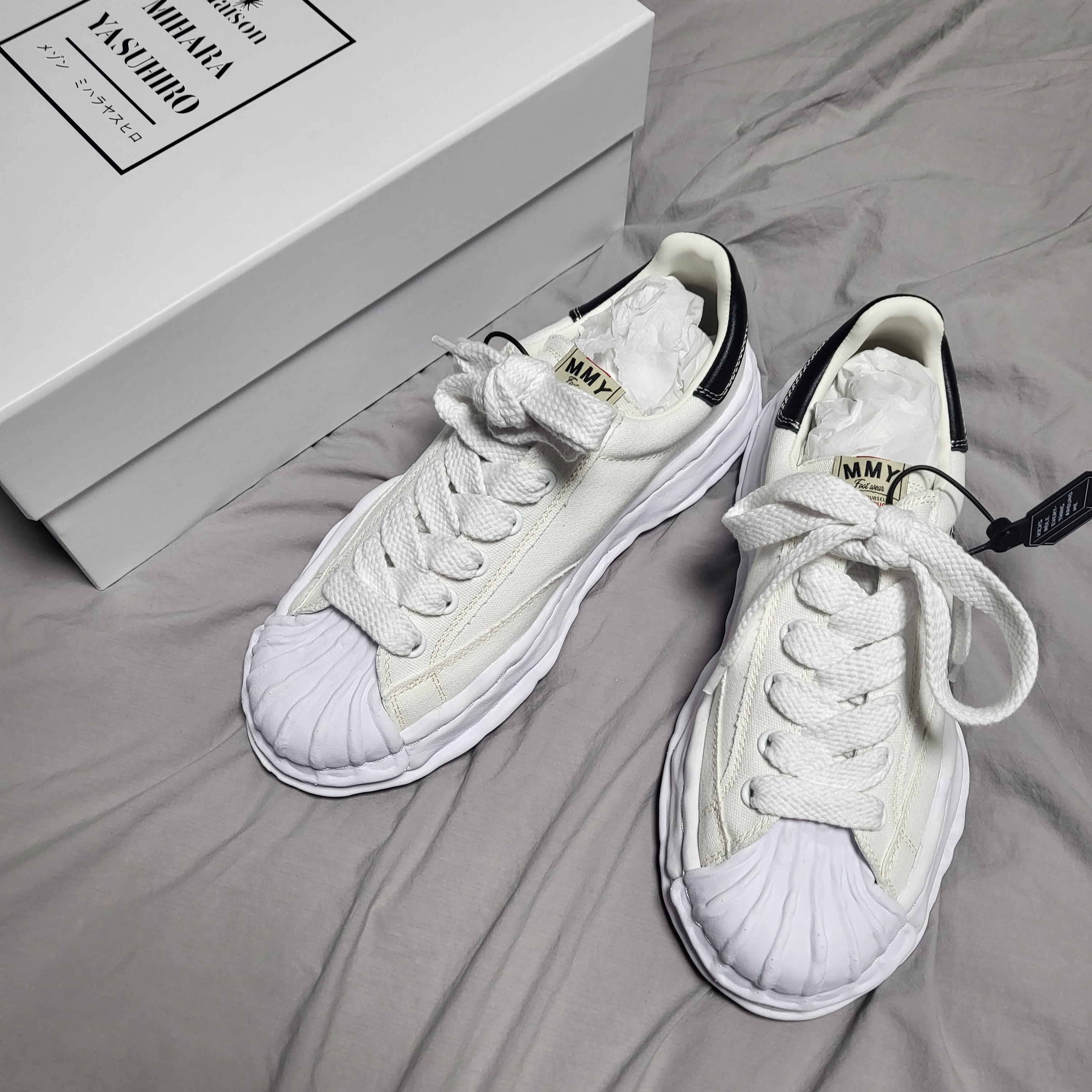 Maison Mihara Yasuhiro Blakey OG Sole Canvas Low-top Sneakers White 착용 스타일 - 1