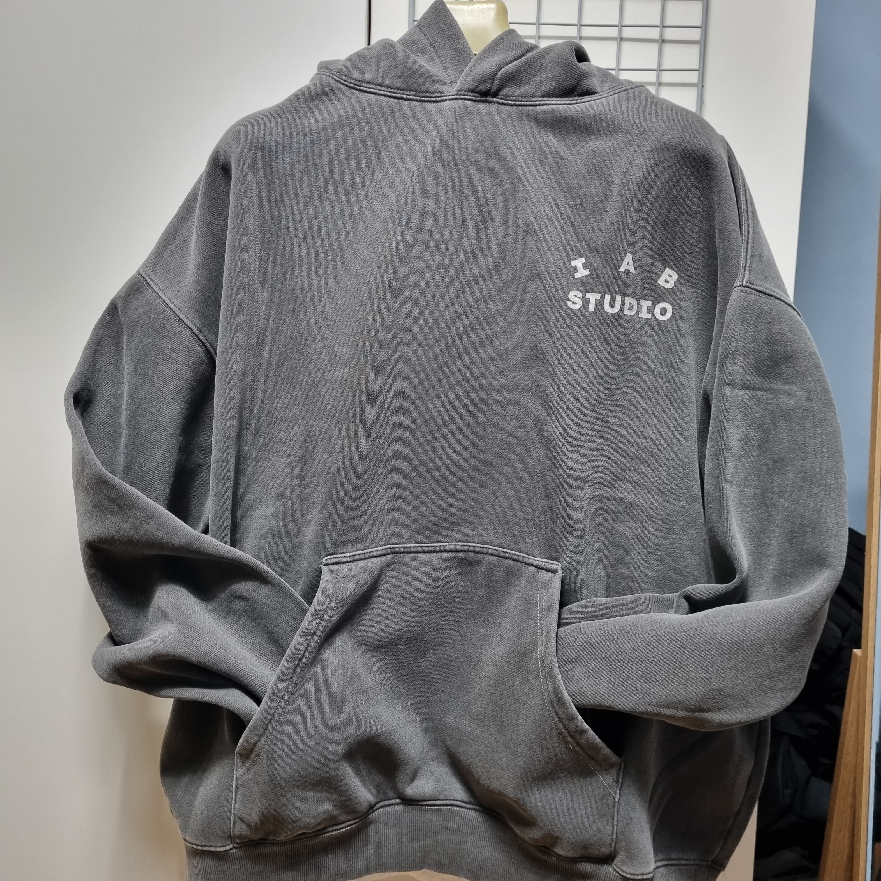 IAB Studio Pigment Hoodie & Sack Black 착용 스타일