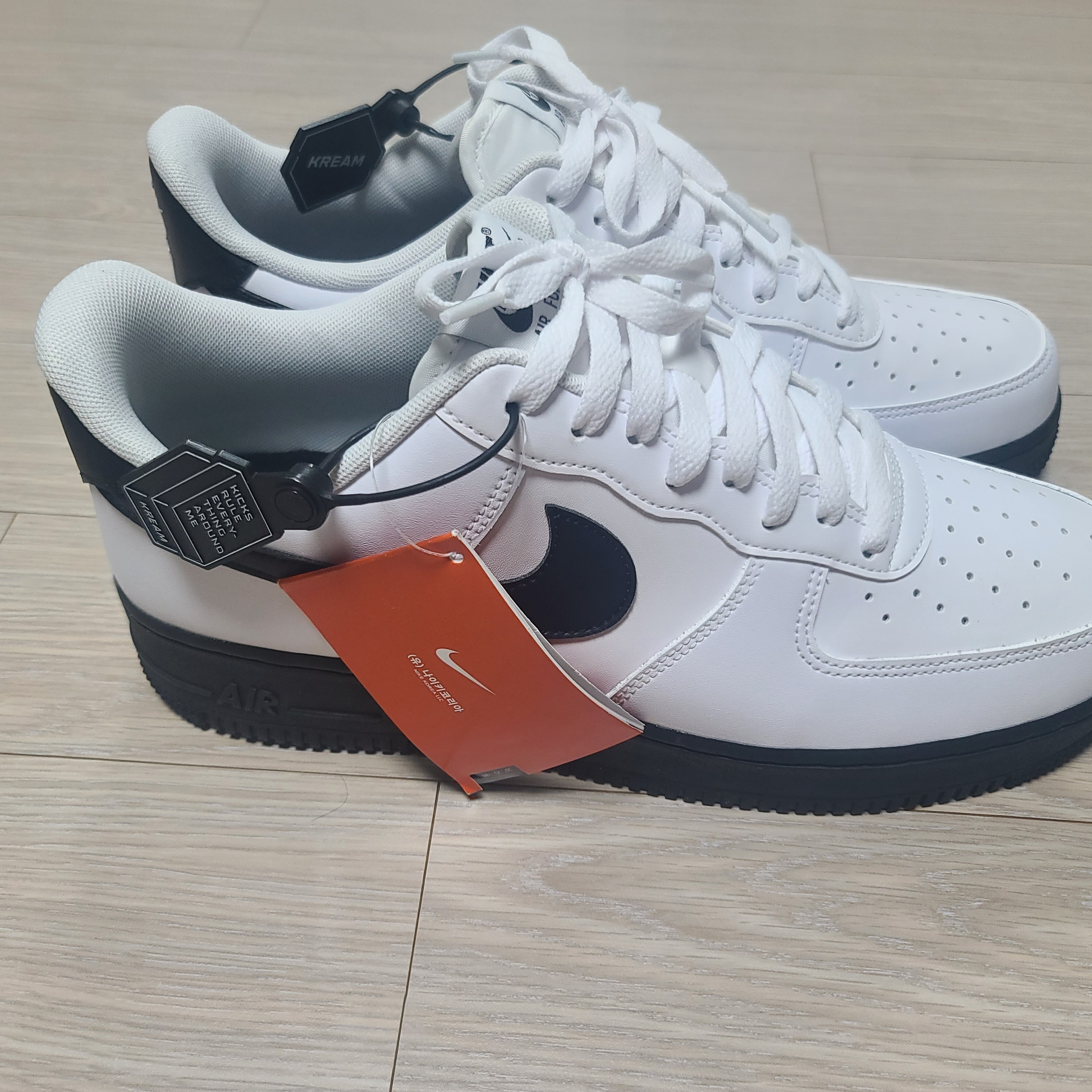 Nike Air Force 1 Low White Black Midsole 착용 스타일 - 1