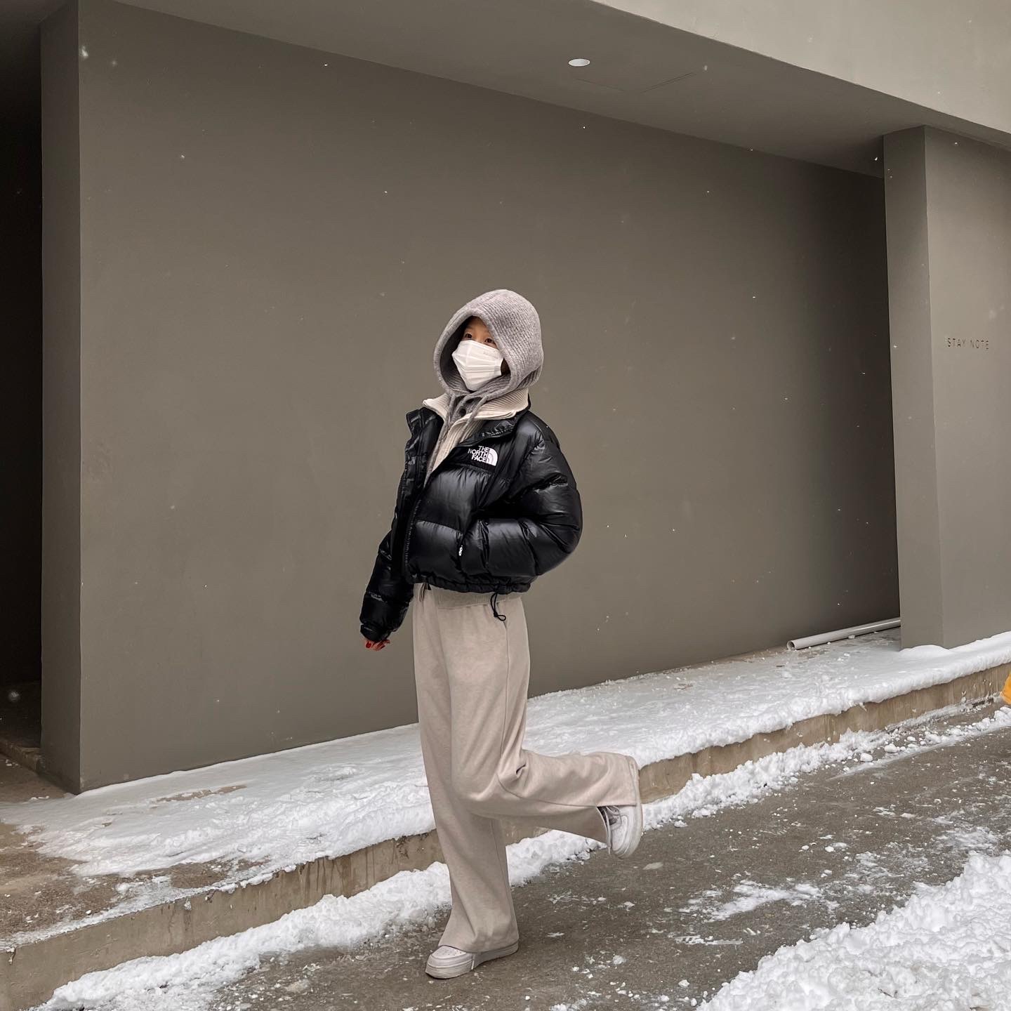 (W) The North Face Nuptse Short Jacket TNF Black, Nike Air Force 1 '07 Low White 착용 스타일 - 1