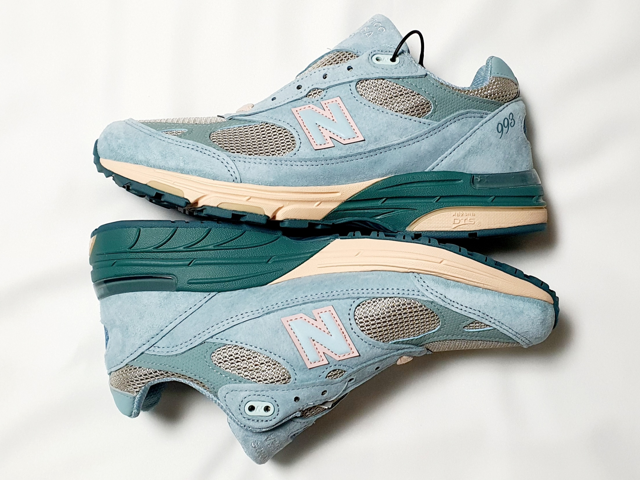 New Balance x Joe Freshgoods 993 Made in USA Arctic Blue 착용 스타일 - 3