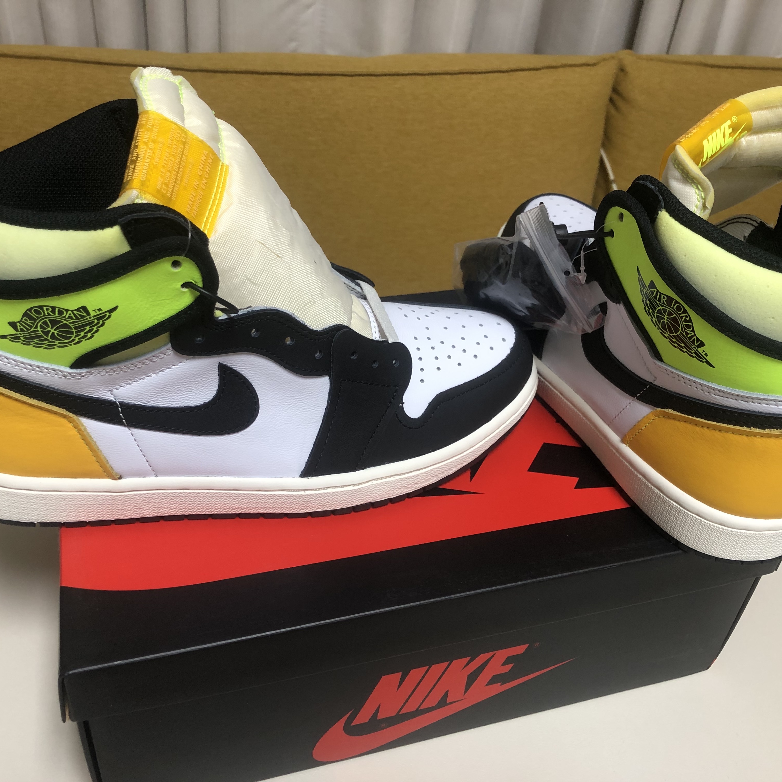 Jordan 1 Retro High OG Volt Gold 착용 스타일 - 2