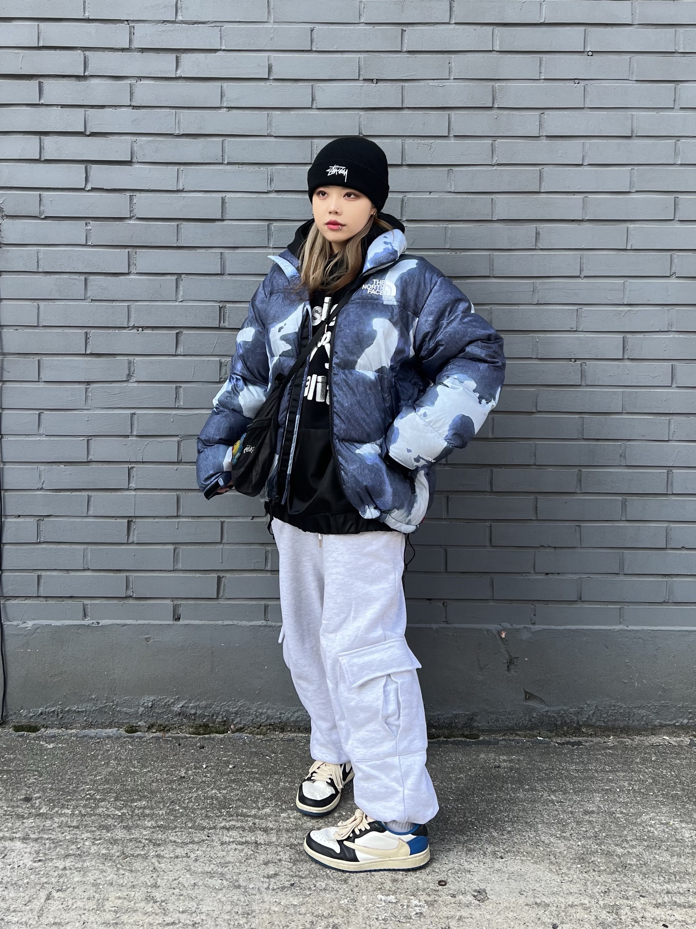 Jordan 1 x Travis Scott x Fragment Retro Low OG SP Military Blue, Supreme x The North Face Bleached Denim Print Nuptse Jacket Indigo - 21FW 착용 스타일