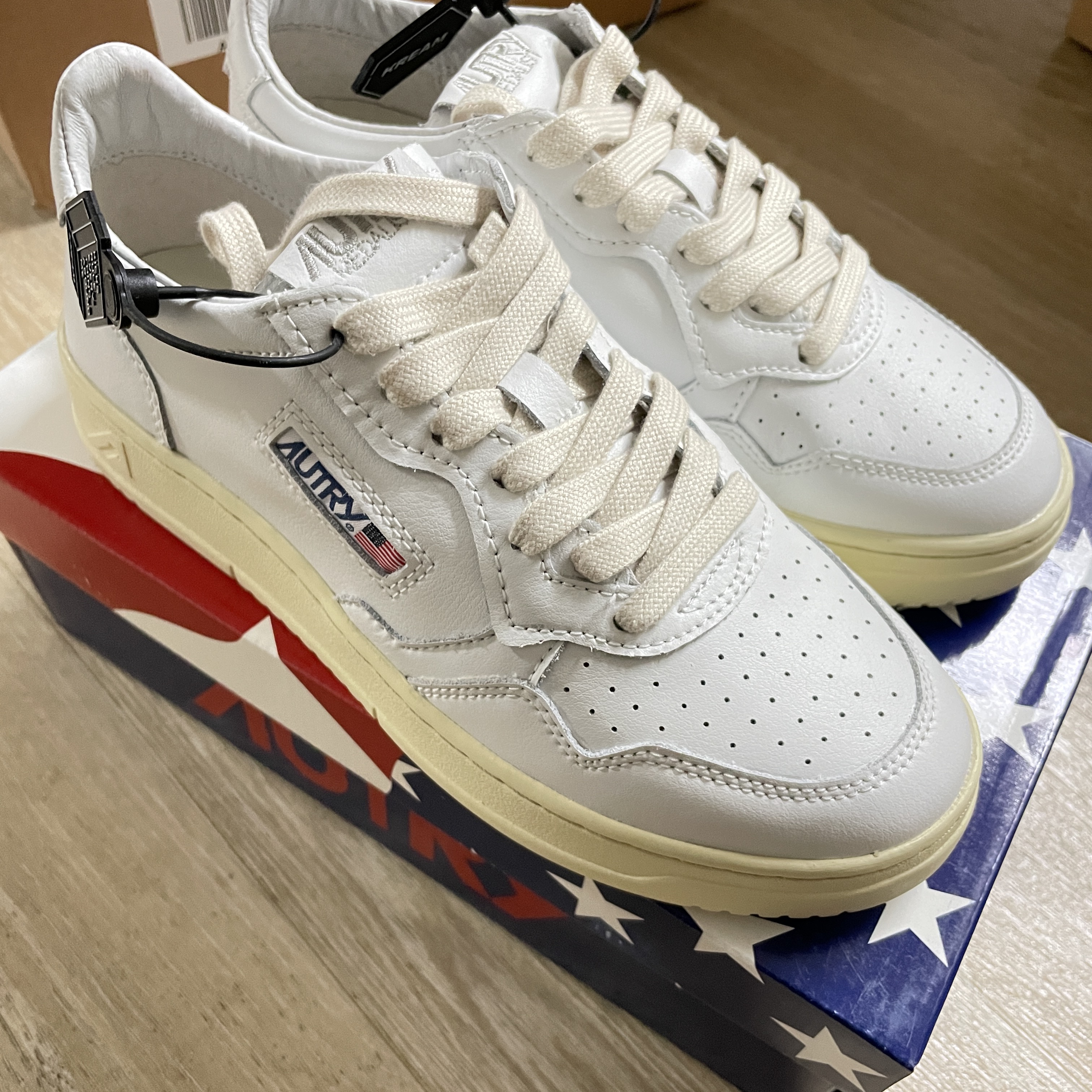Autry Medalist Low Leather Sneakers White 착용 스타일