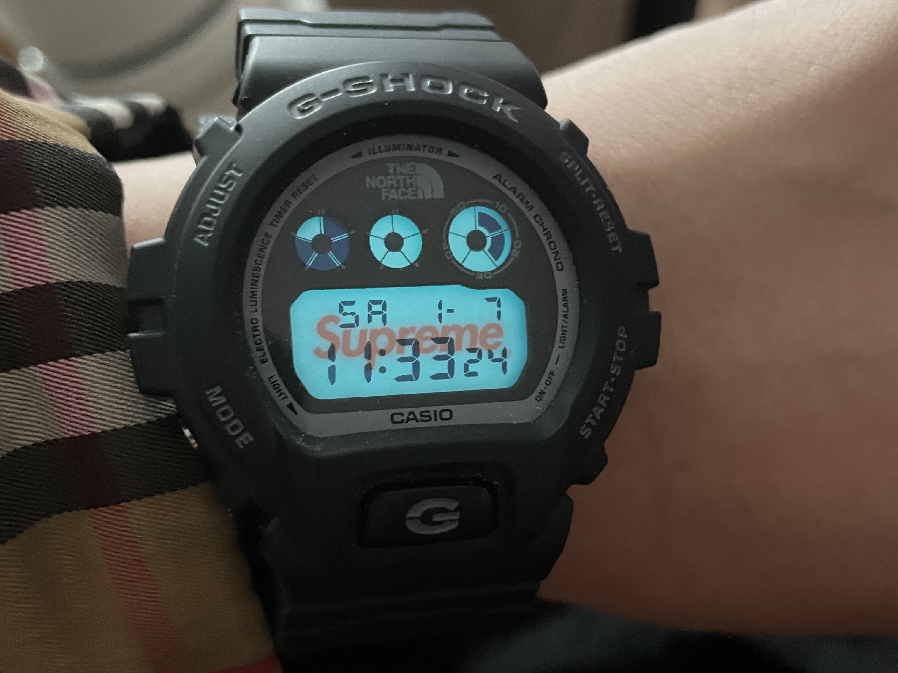 Casio G-Shock x Supreme x The North Face DW-6900 Black 착용 스타일
