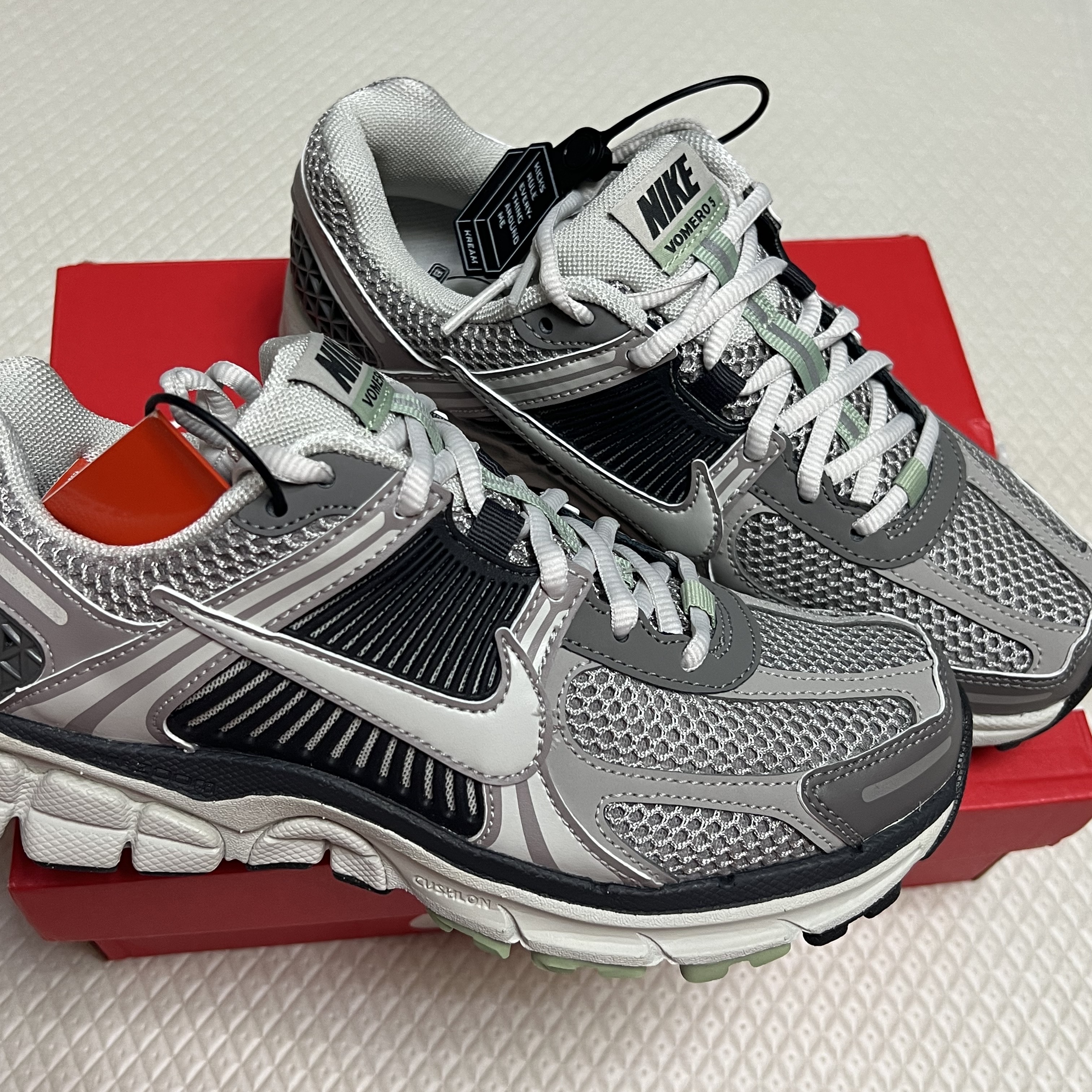 (W) Nike Zoom Vomero 5 Cobblestone and Flat Pewter 착용 스타일 - 2