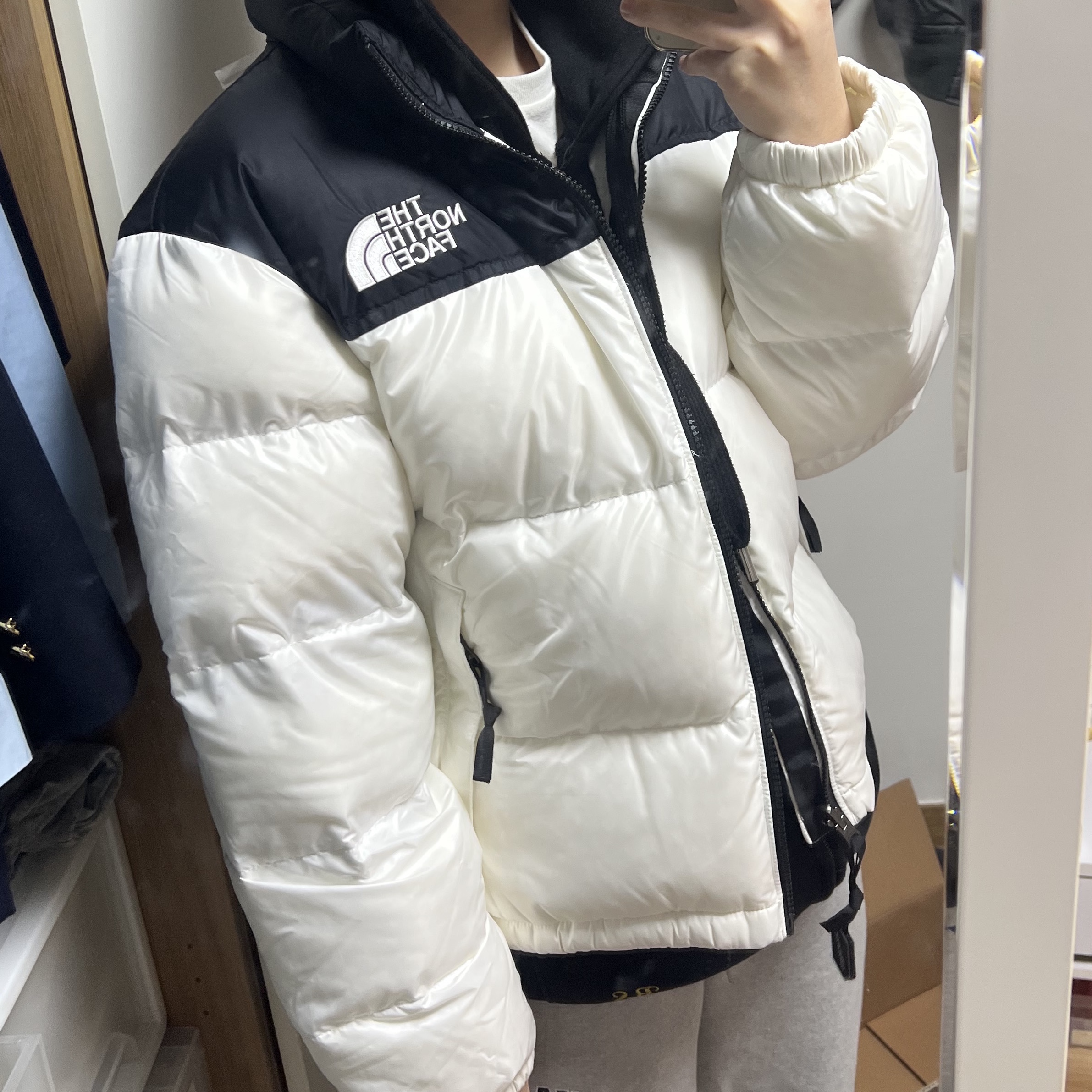 (W) The North Face Nuptse Hybrid Down Ball Jacket Ivory 착용 스타일 - 4