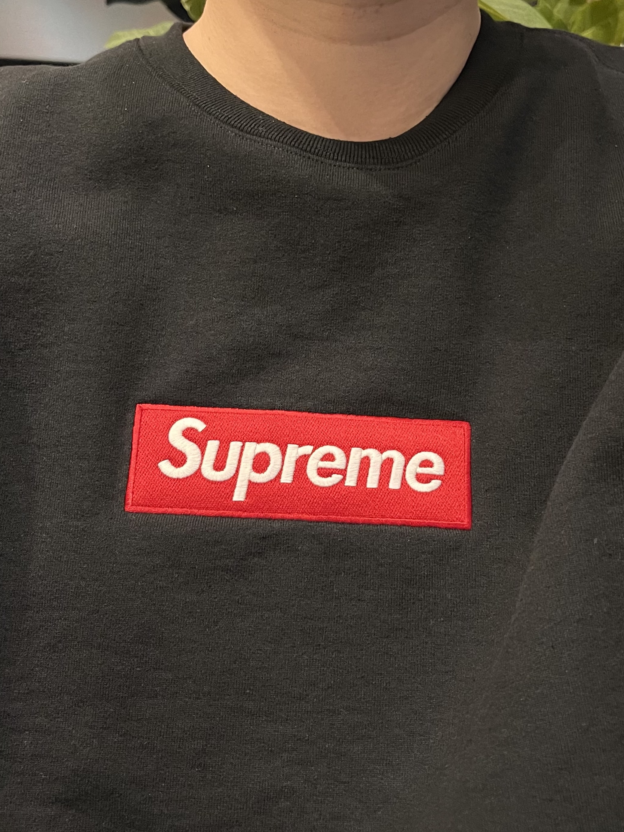 Supreme Box Logo Crewneck Black - 22FW, (W) Jordan 1 Retro High Satin Red 착용 스타일 - 5