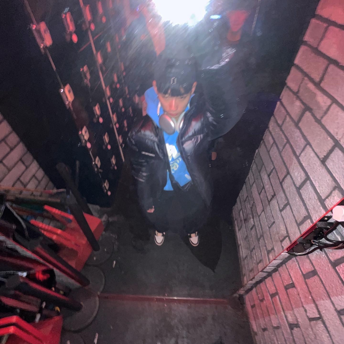Jordan 1 x Travis Scott x Fragment Retro Low OG SP Military Blue, Stussy x Cactus Plant Flea Market 8 Ball Pigment Dyed Hoodie Blue 착용 스타일 - 1