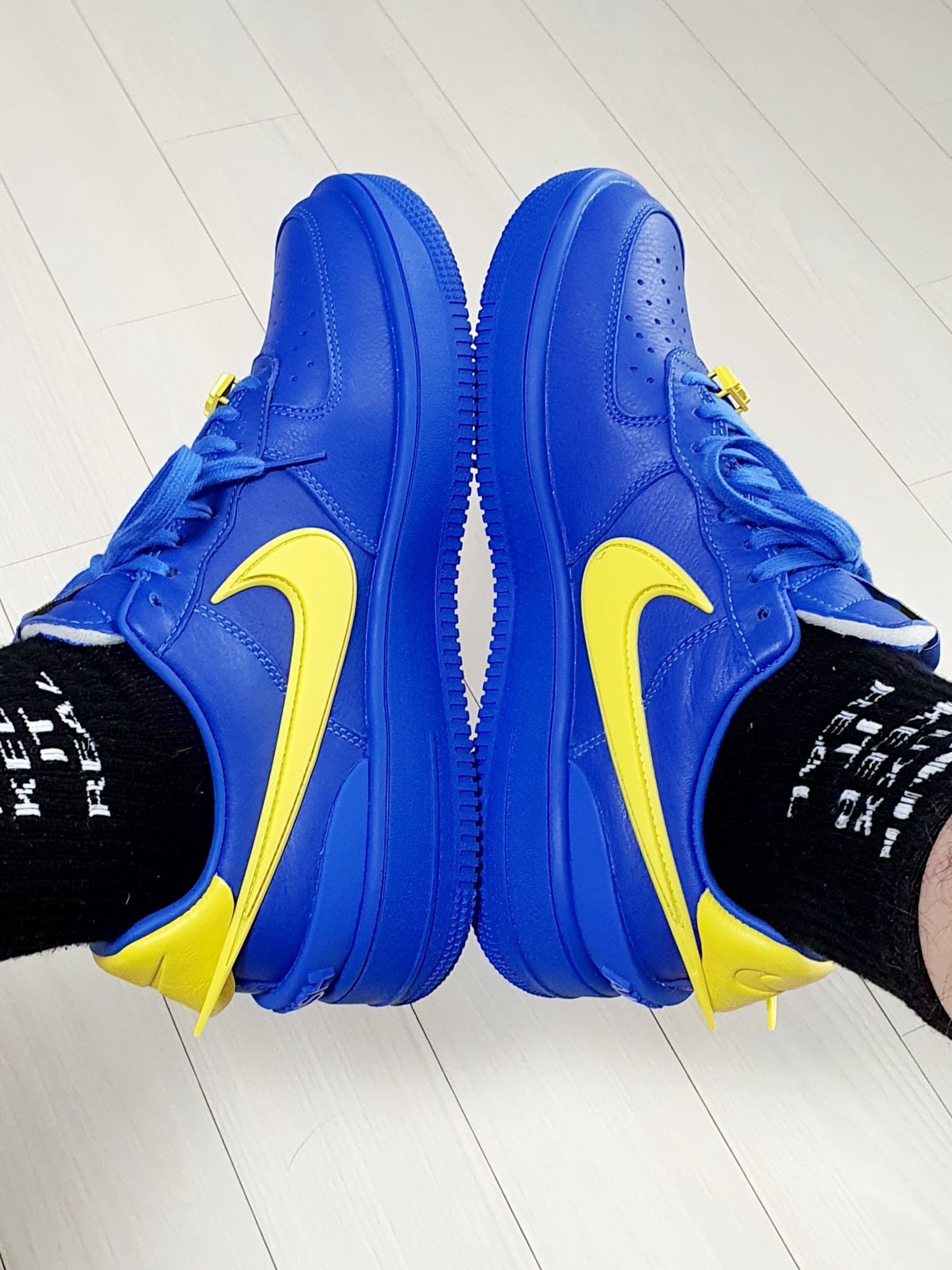 Nike x Ambush Air Force 1 Low SP Game Royal and Vivid Sulfur 착용 스타일 - 3