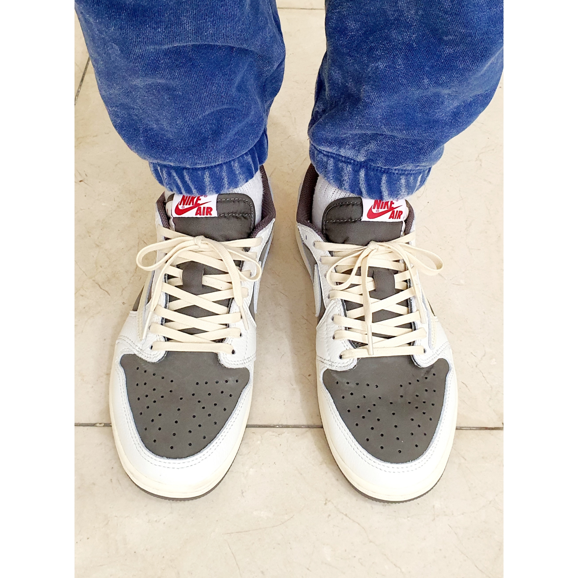 Jordan 1 x Travis Scott Retro Low OG SP Sail and Ridgerock 착용 스타일 - 2