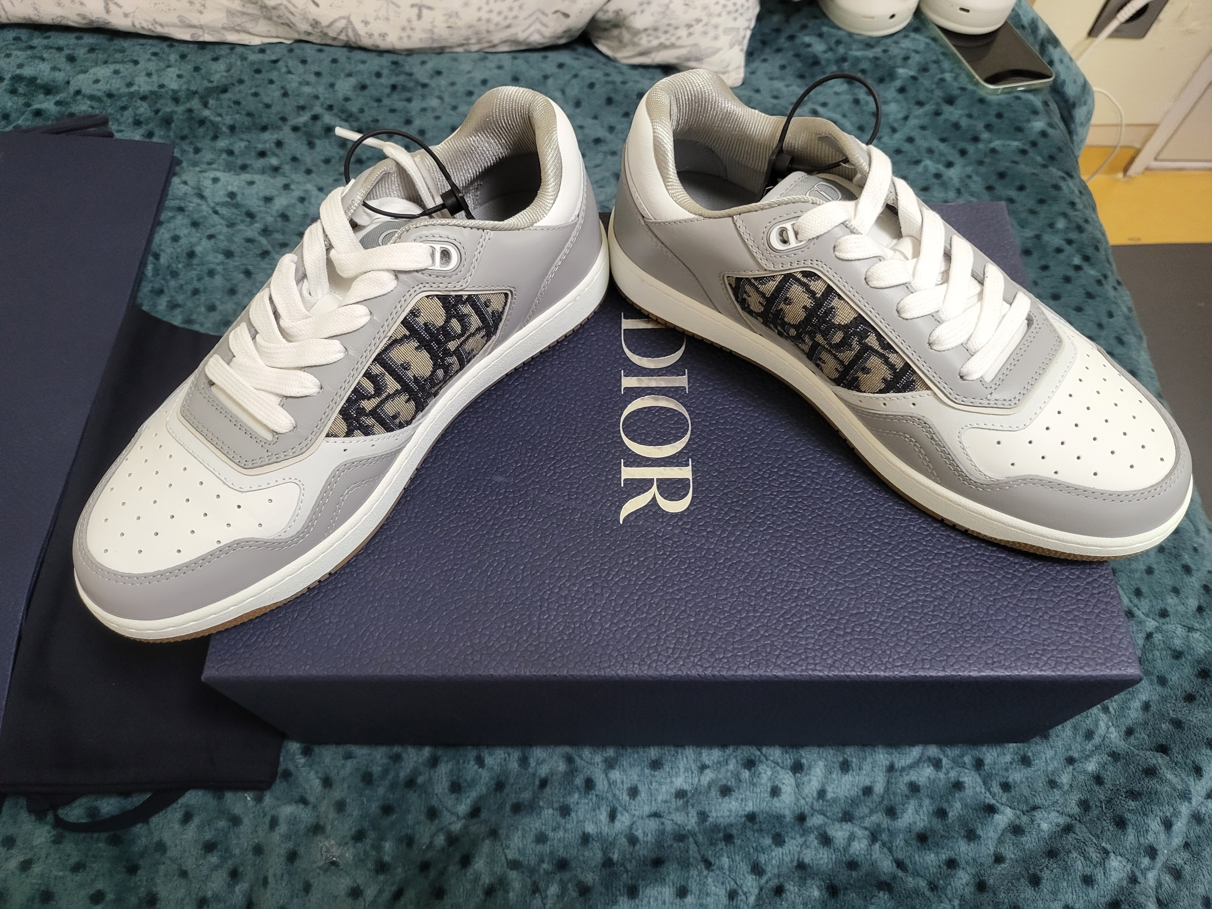 Dior B27 Low-Top Sneakers Gray 착용 스타일 - 1