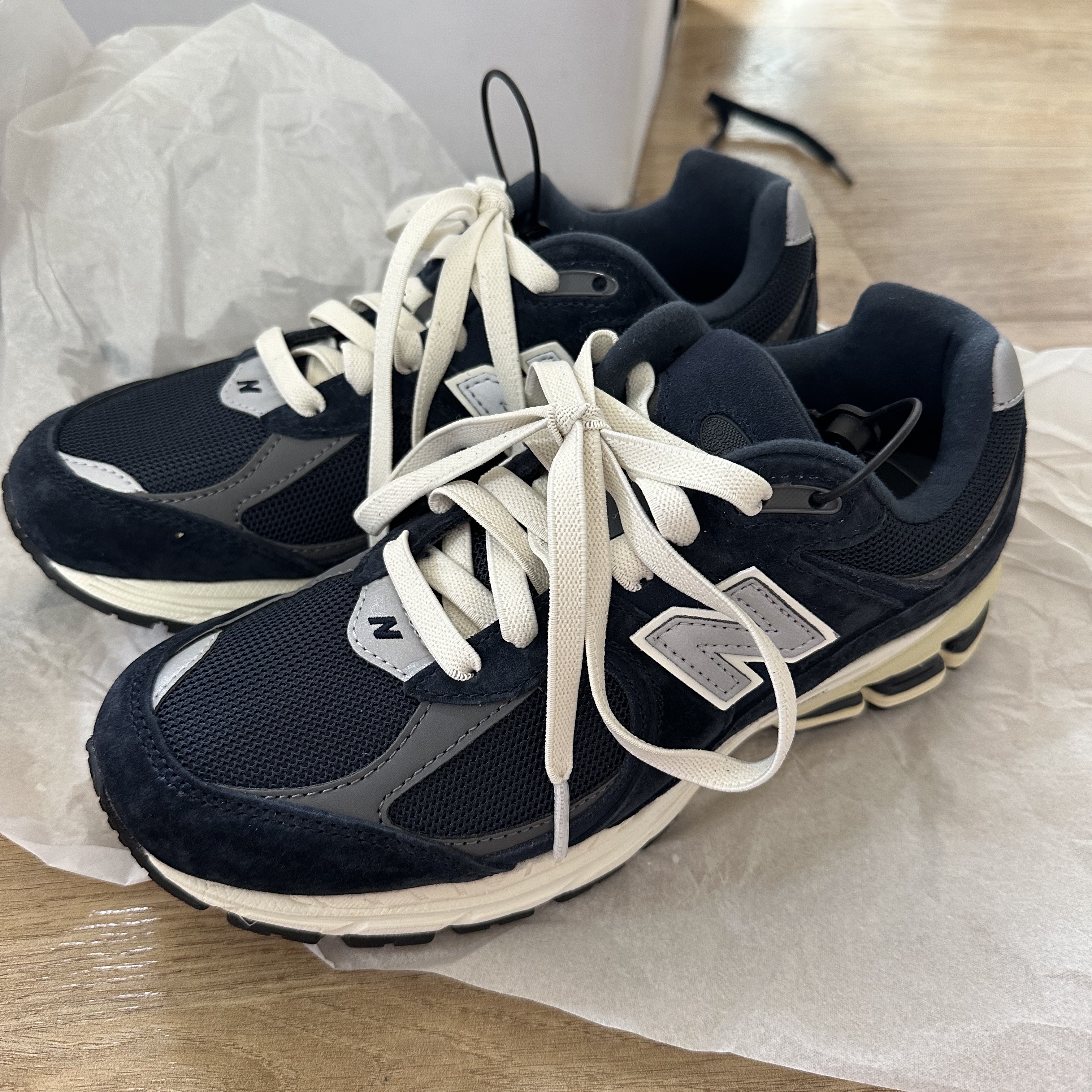 New Balance 2002R Eclipse Castlerock 착용 스타일 - 1