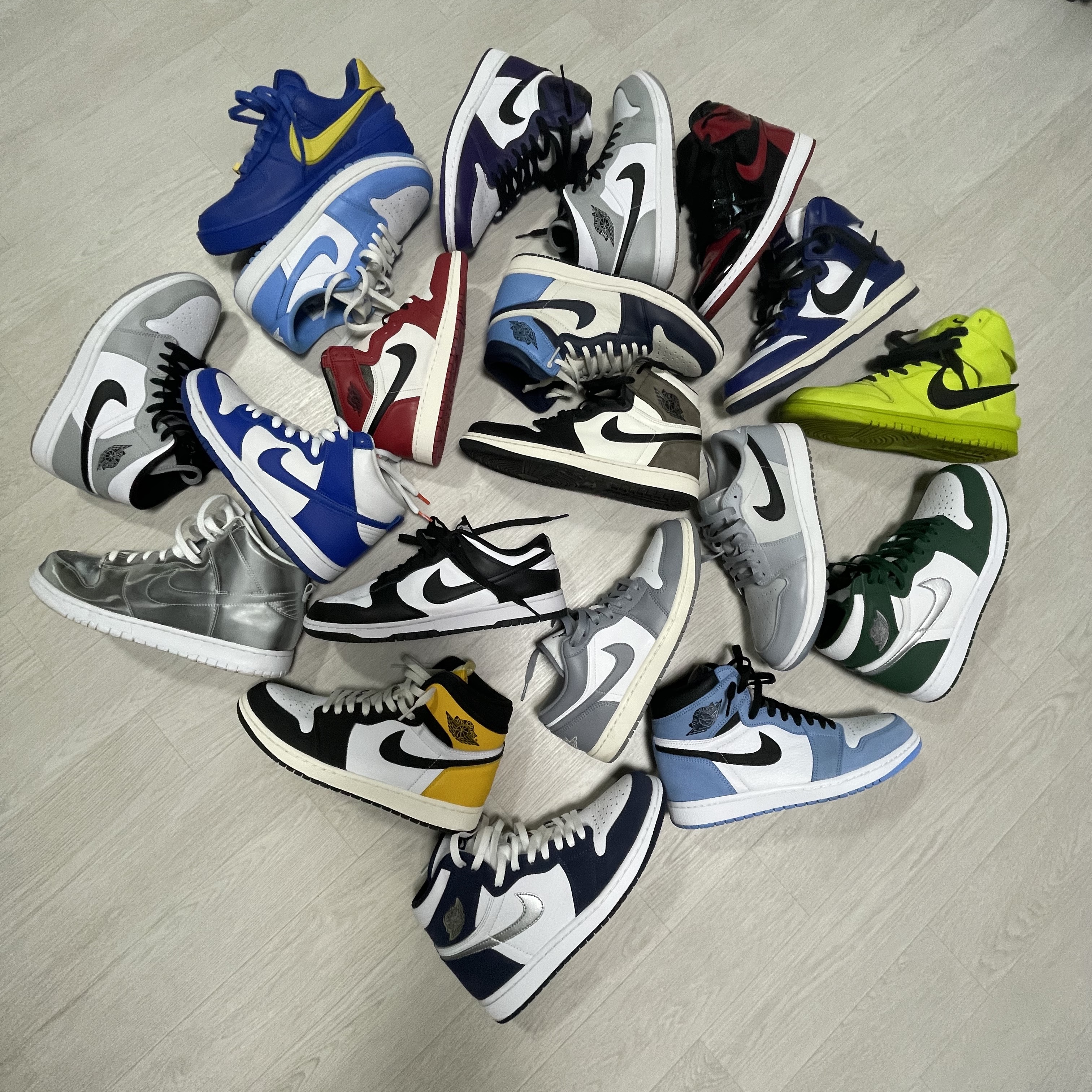 Nike x Ambush Air Force 1 Low SP Game Royal and Vivid Sulfur, Jordan 1 Retro High OG University Blue 착용 스타일 - 2