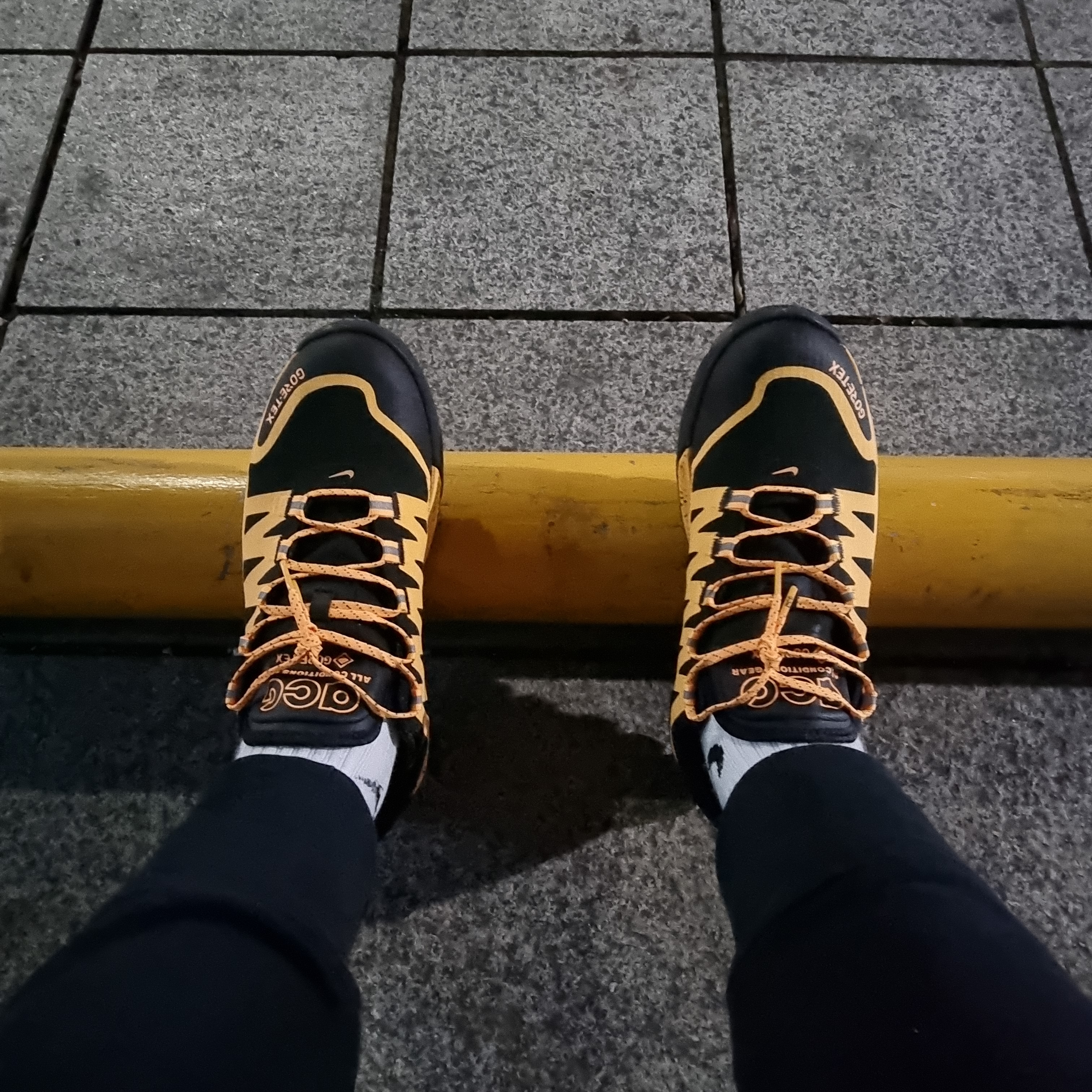 Nike ACG Air Nasu Gore-Tex Black Orange 착용 스타일