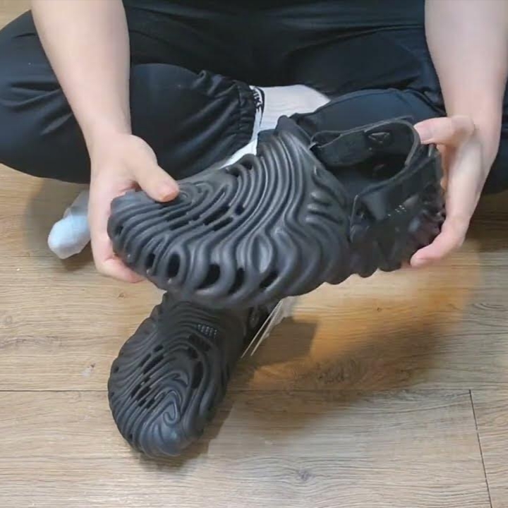 Crocs x Salehe Bembury Pollex Clog Sasquatch 착용 스타일