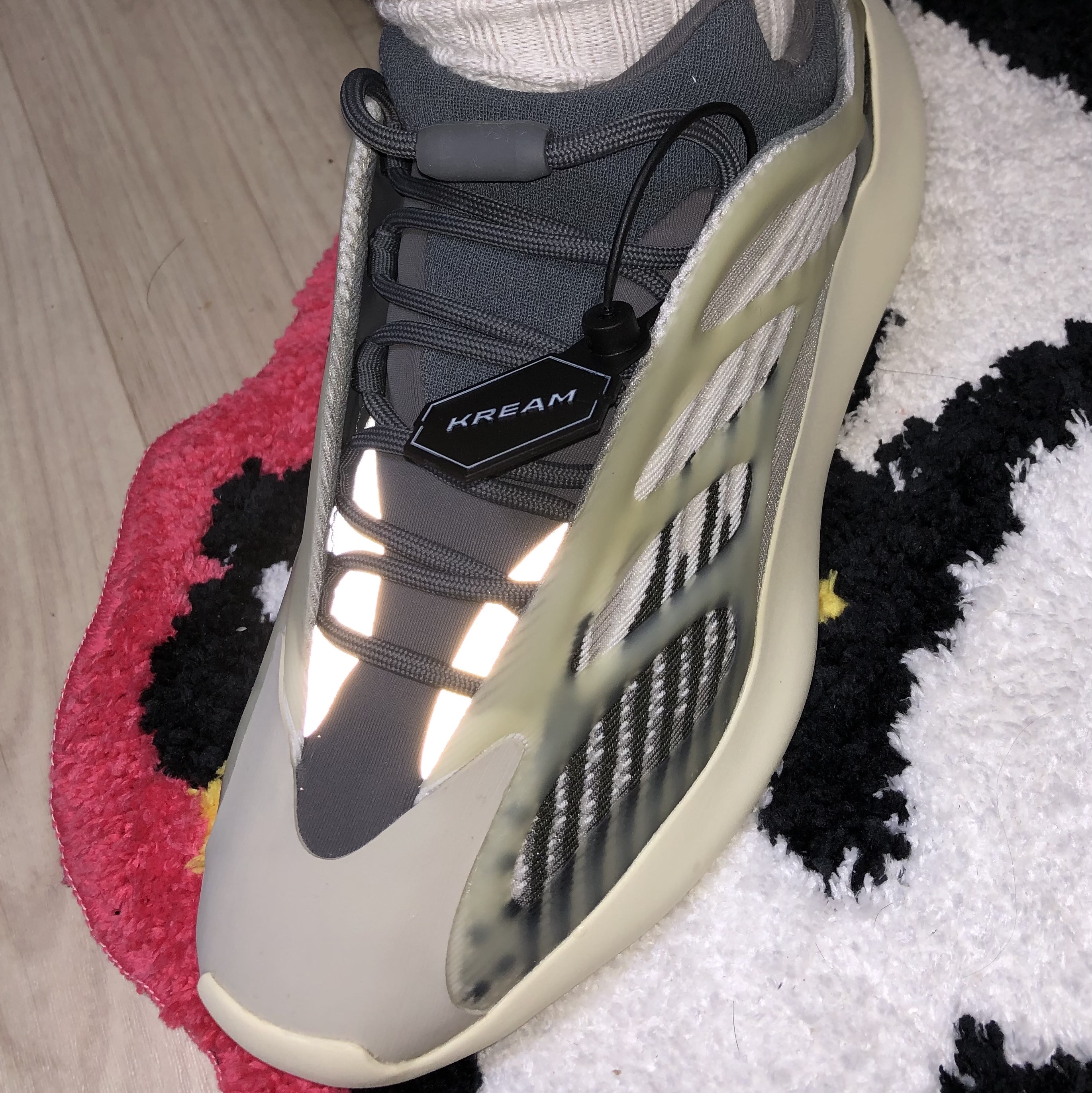 Adidas Yeezy 700 V3 Fade Salt 착용 스타일 - 3