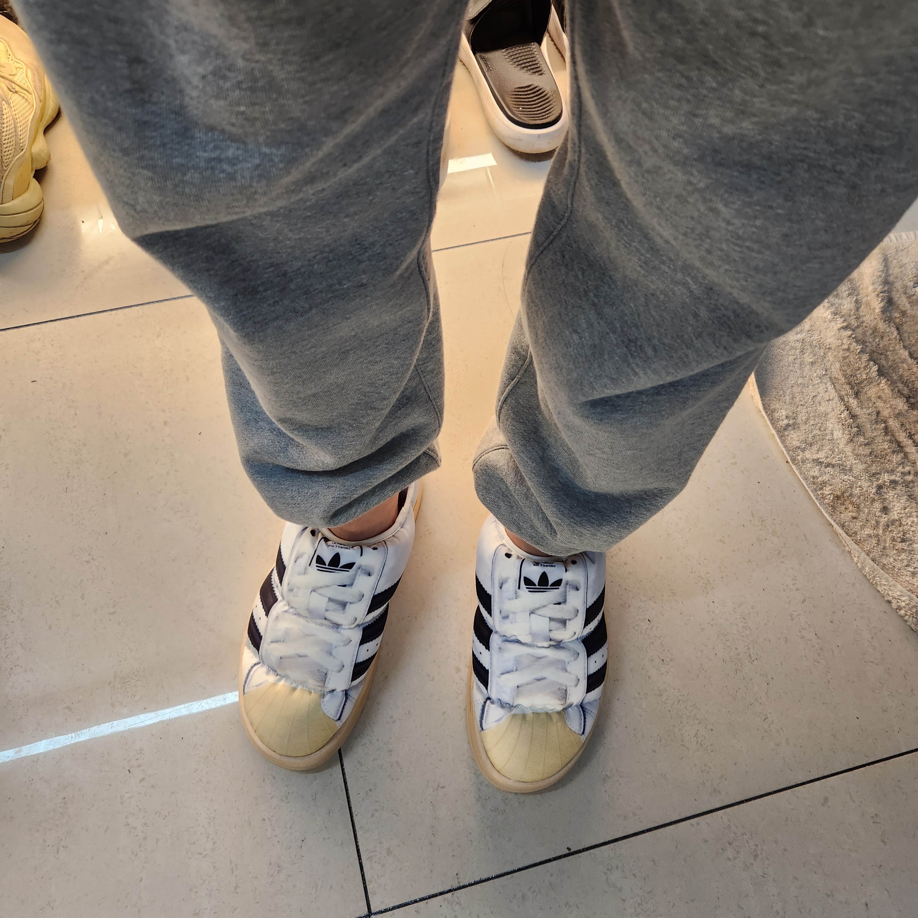 Adidas Puffylette Superstar Cloud White, Nike x Drake Nocta NRG Fleece Sweatpants Dark Grey Heather 착용 스타일