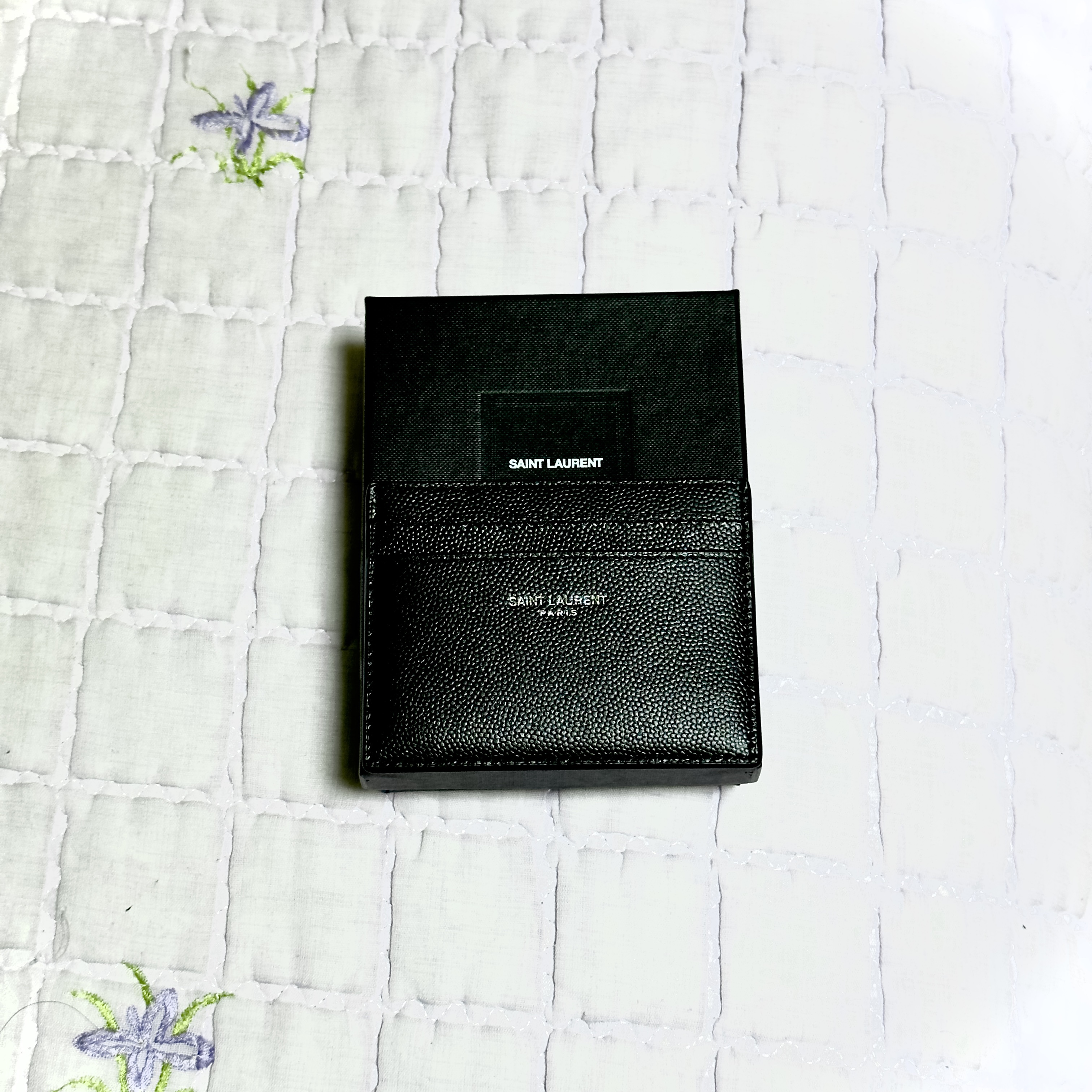Saint Laurent Paris Credit Card Case in Grain de Poudre Embossed Leather Black 착용 스타일