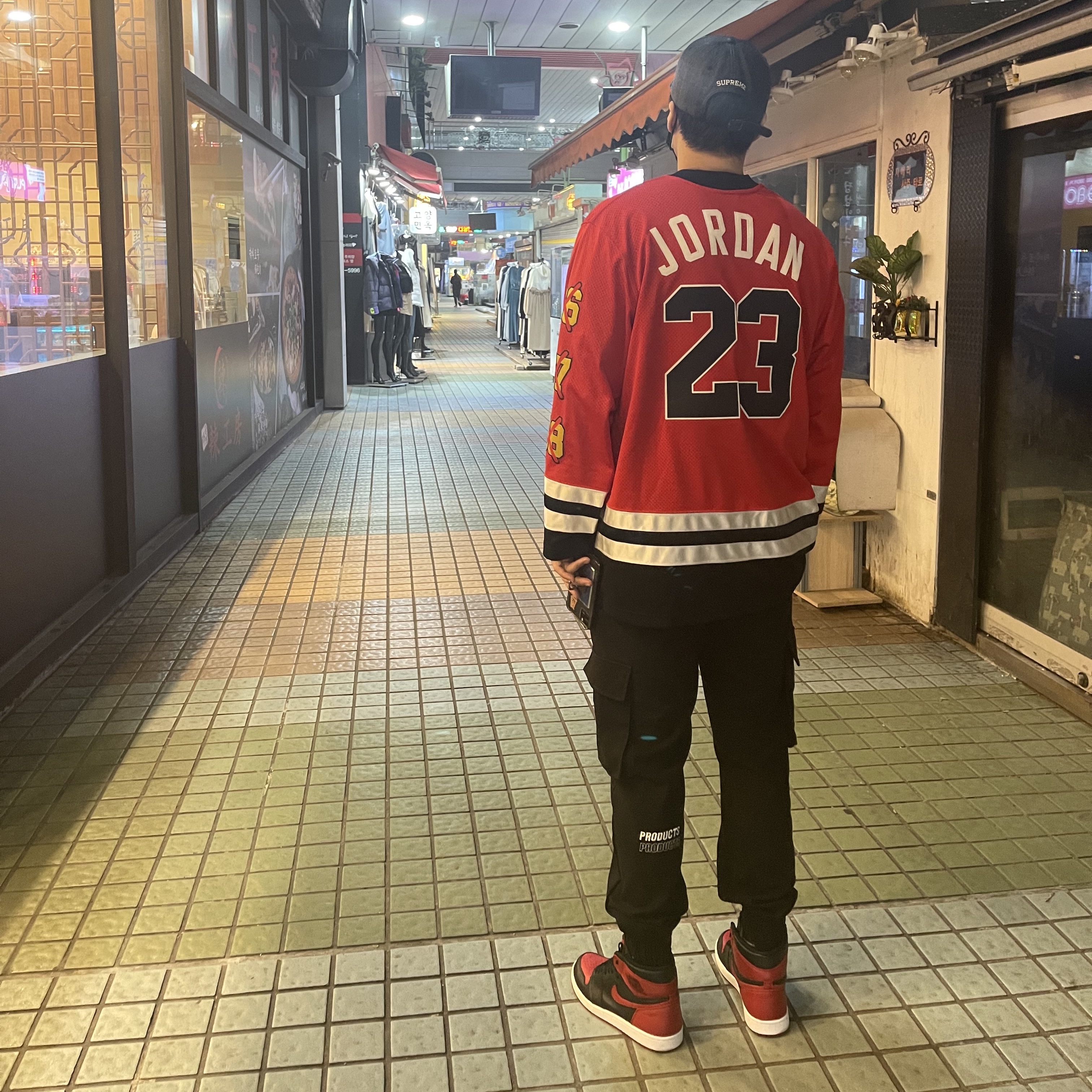 Jordan 1 Retro High OG Bred Banned 2016, Supreme Raffia S Logo 6-Panel Black - 22SS 착용 스타일